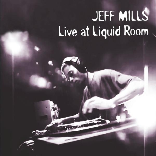 Bild zeigt Jeff Mills live im Liquid Room. Er trägt Kopfhörer und konzentriert sich auf einen Plattenspieler. Text-Overlay: 'Jeff Mills Live at Liquid Room'.