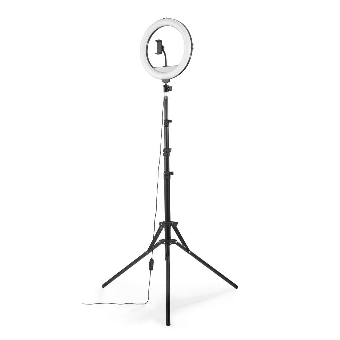 Ein schwarzes Ringlicht auf einem Stativ. Das Licht hat eine Telefonhalterung in der Mitte. Der Hintergrund ist weiß.