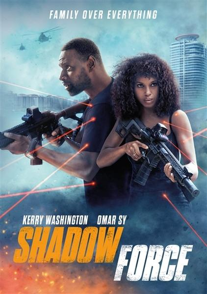 Poster voor 'Shadow Force'. Twee mensen houden wapens vast. Helikopters vliegen op de achtergrond. Gebouwen zijn zichtbaar. De woorden 'Family Over Everything'.