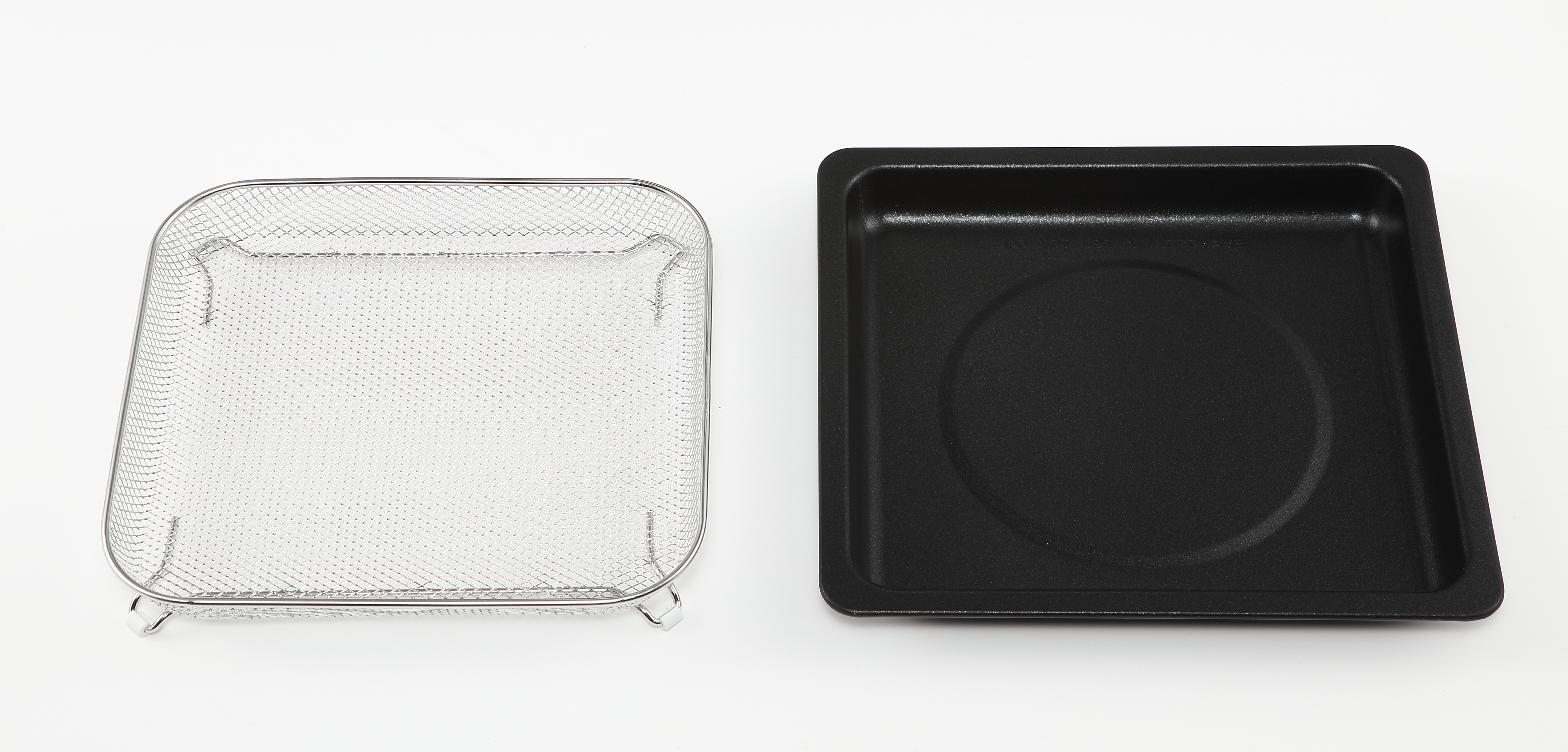 Kosz i taca do frytkownicy powietrznej. Kosz jest z siatki metalowej, a taca czarna, oba na białej powierzchni.