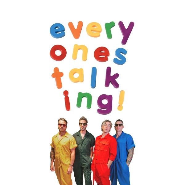 Das Bild zeigt den Satz 'Everyone's talking!' in bunten Buchstaben über einer Band von vier Männern in farbigen Overalls.