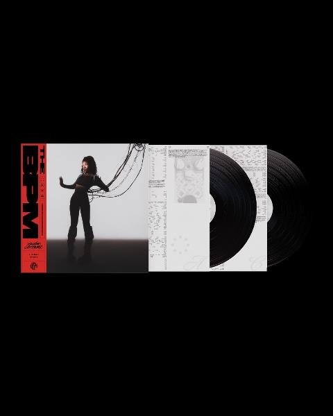 Albumcover: Eine Frau in Schwarz steht in der Nähe von Drähten. Schallplatten sind rechts. Roter und weißer Albumtitel links.