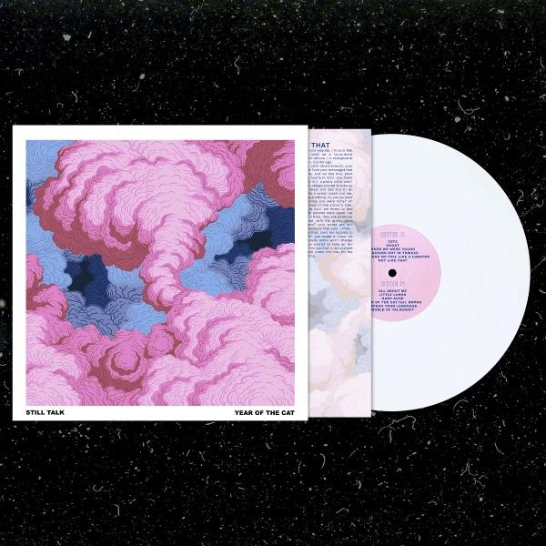 Albumcover mit rosa Wolkenillustration. Eine weiße Schallplatte liegt neben dem Cover. Der Hintergrund ist schwarz mit weißen Punkten.