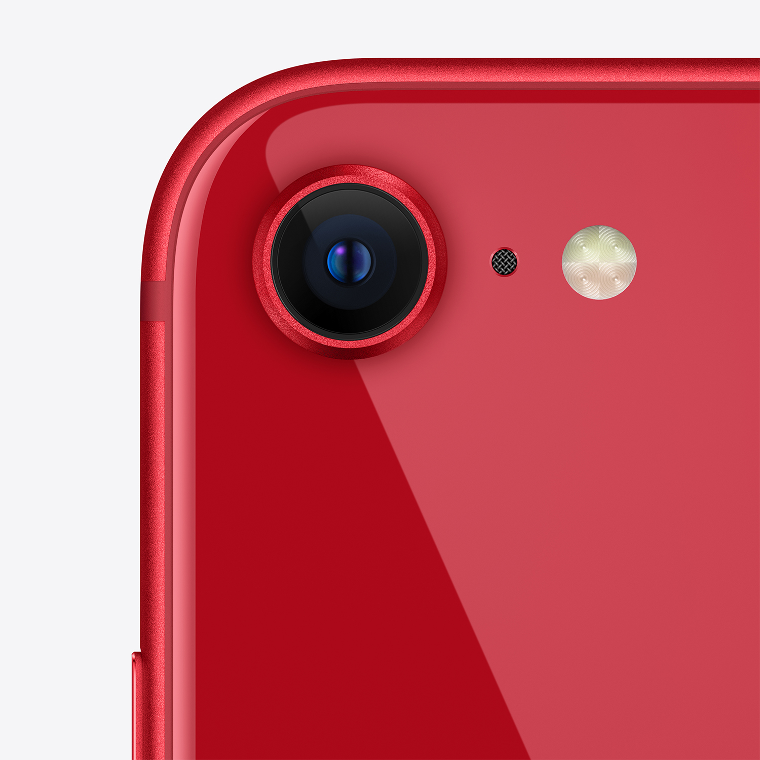Primo piano del retro di uno smartphone rosso. Presenta obiettivo della fotocamera, flash e microfono. La superficie del telefono è lucida.