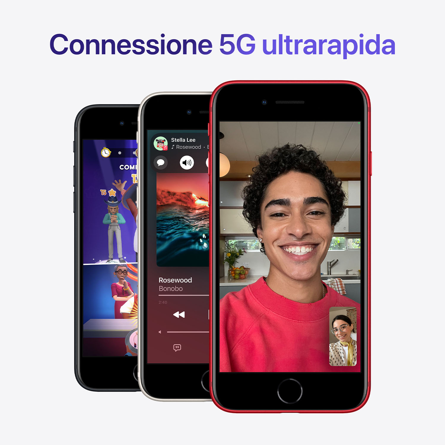 Tre smartphone su sfondo bianco. Quello centrale mostra una videochiamata, quello di destra ha una cornice rossa.