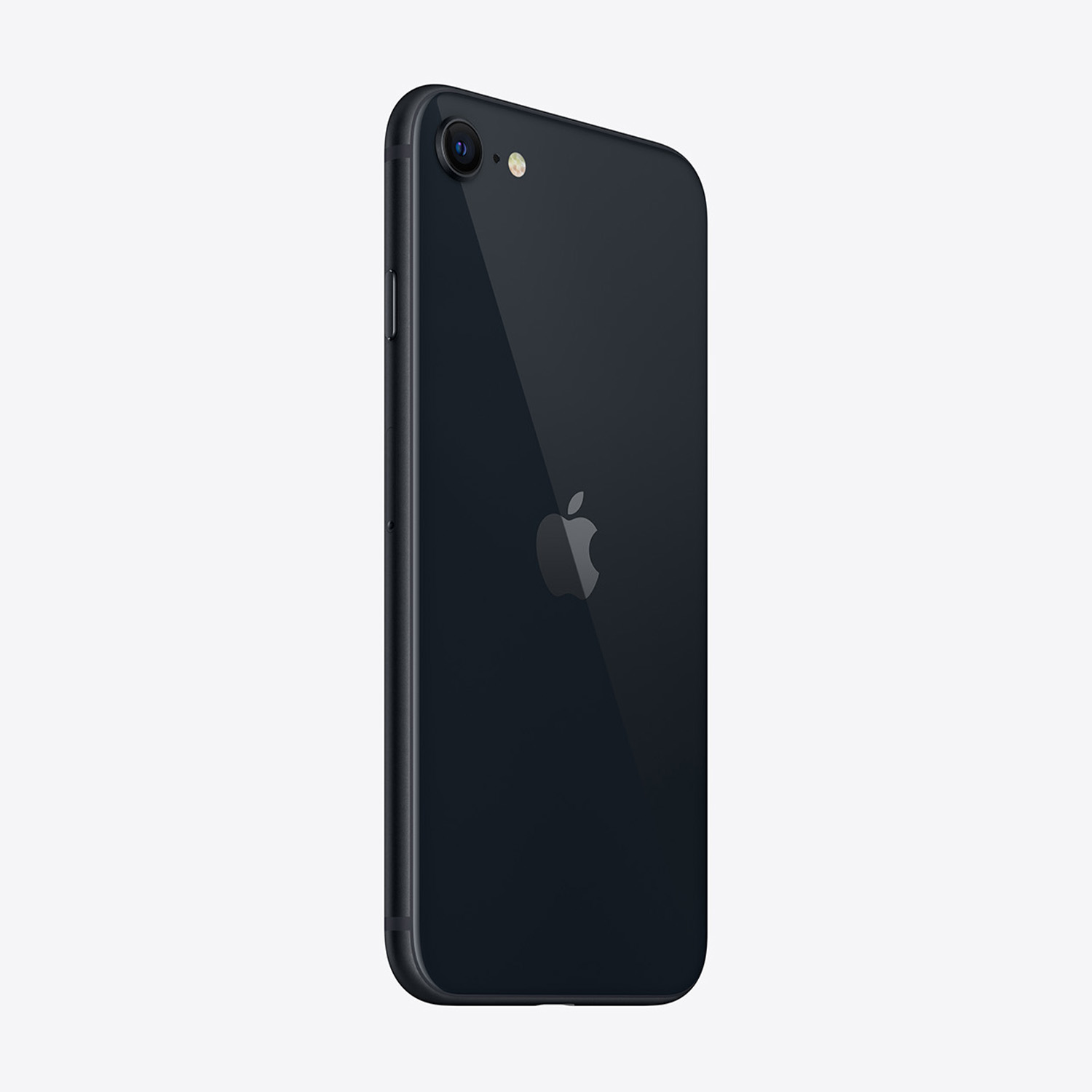 Un iPhone SE nero è mostrato, leggermente angolato. Il retro mostra il logo Apple. La fotocamera e il flash sono visibili in alto.