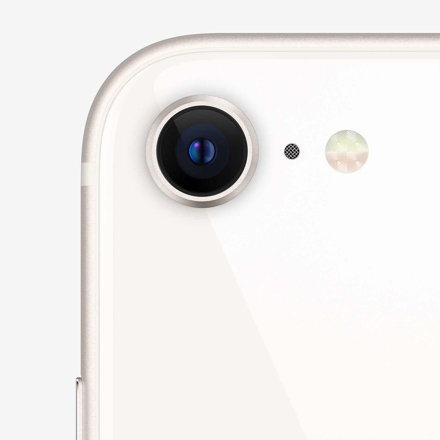 Primo piano della parte posteriore di un telefono bianco con obiettivo della fotocamera, flash e microfono. Il bordo del telefono è visibile, lo sfondo è bianco.