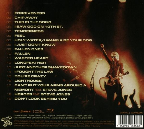 CD-Cover. Ein Musiker mit Gitarre auf der Bühne mit Trackliste.
