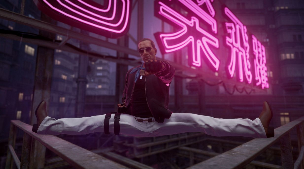 Mężczyzna w okularach przeciwsłonecznych robi szpagat na balustradzie, wskazując. Neonowy szyld w tle. Budynki miejskie w tle.