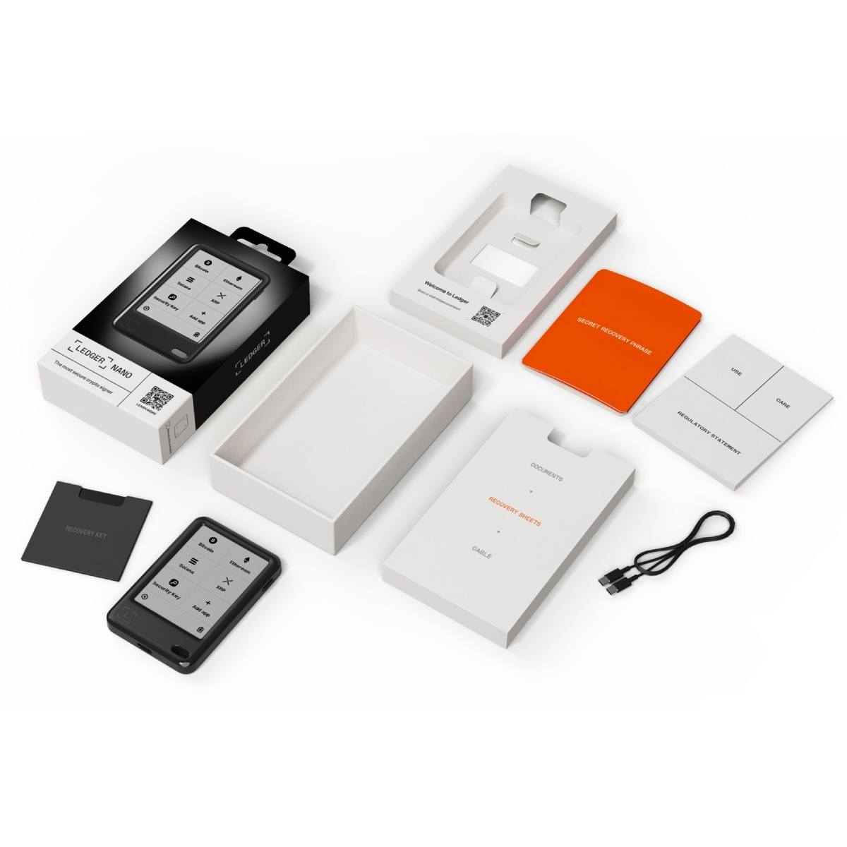 Ledger Nano Krypto-Hardware-Wallet-Kit, einschließlich Gerät, Verpackung, Wiederherstellungsschlüssel, Dokumente und Kabel, alles auf weißem Untergrund.