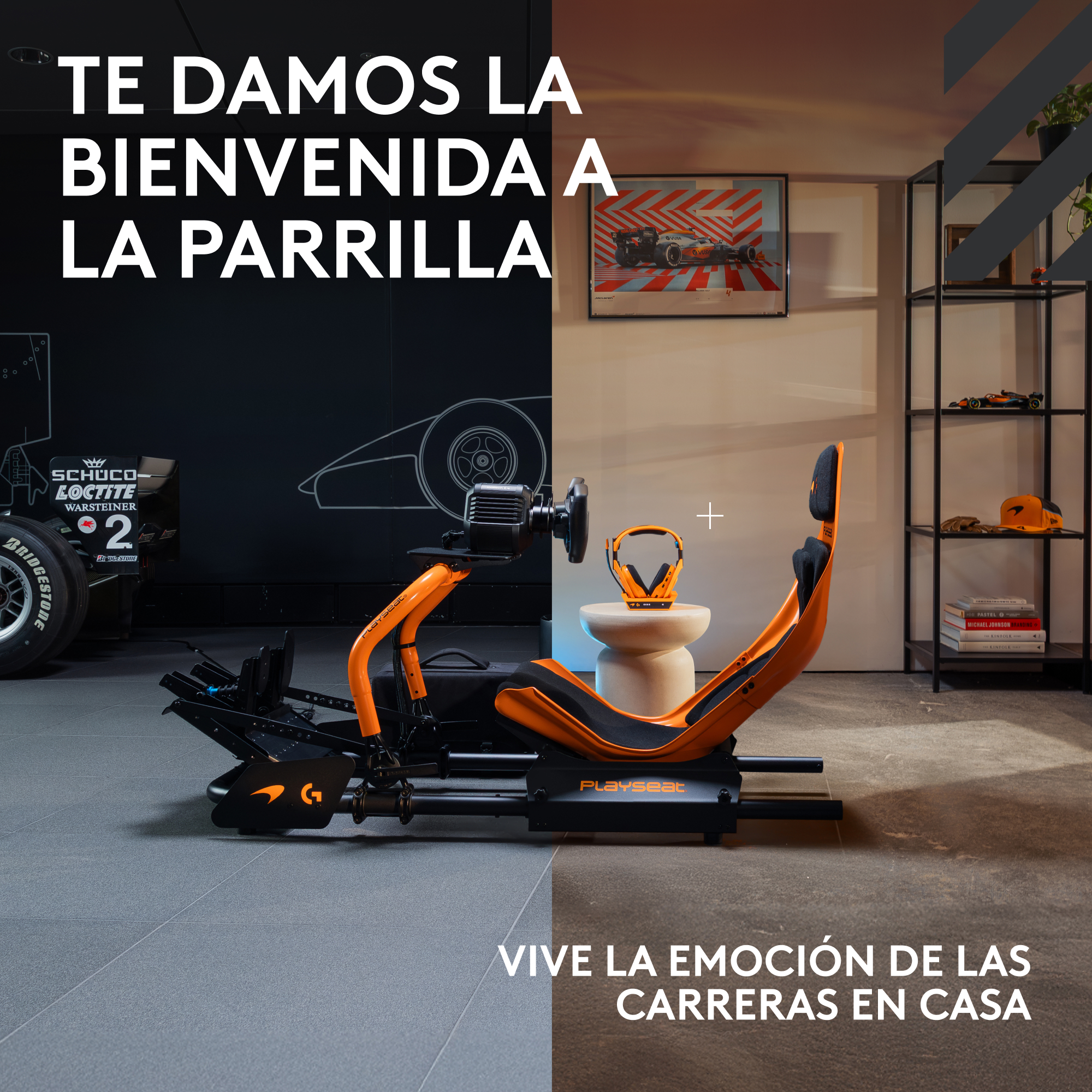 Un asiento de carreras Playseat naranja y negro en una habitación. El texto dice 'Bienvenido a la parrilla' y 'Vive la emoción de las carreras en casa'.