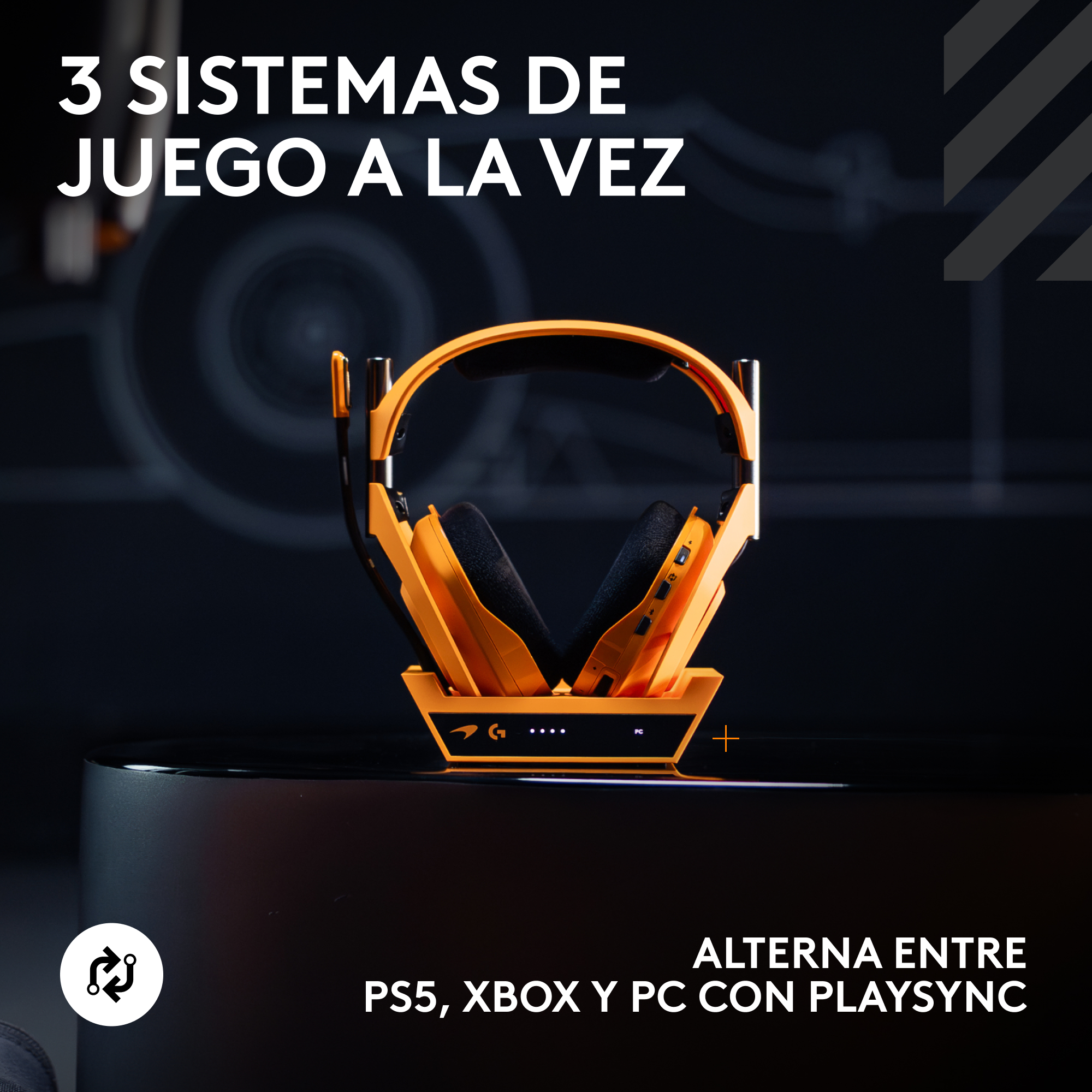 Auriculares para juegos naranja y negro sobre un soporte negro. Texto: '3 sistemas a la vez' y 'Alterna entre PS5, Xbox y PC'.