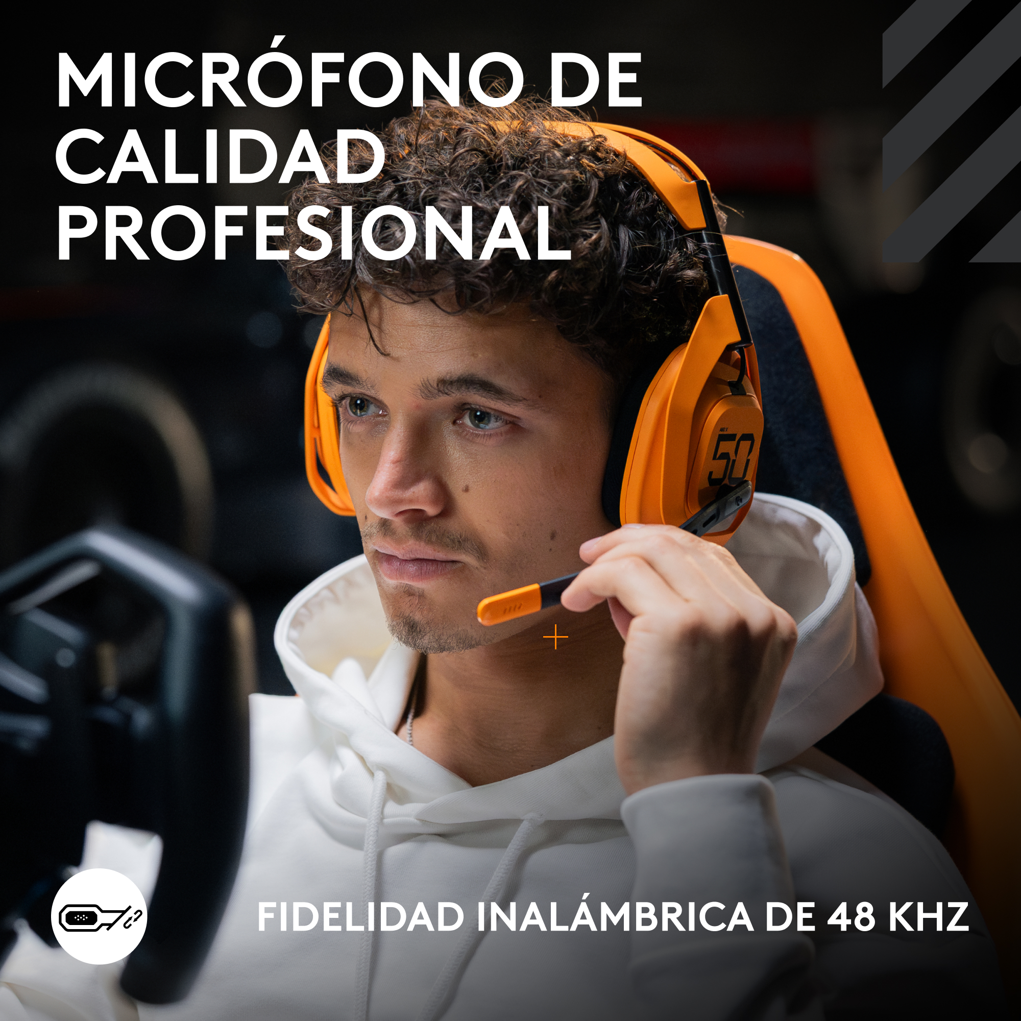 Hombre con auriculares naranjas y micrófono. Toma de producto con texto: micrófono de calidad profesional y fidelidad inalámbrica.