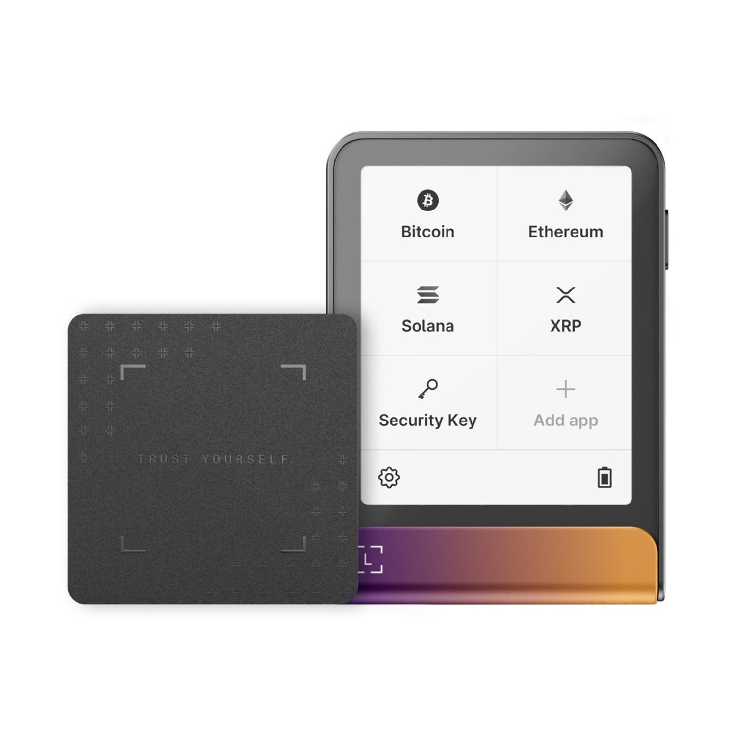 Un wallet hardware crittografico che mostra Bitcoin, Ethereum, Solana e XRP. Una piccola carta con il testo 'TRUST YOURSELF' a sinistra.