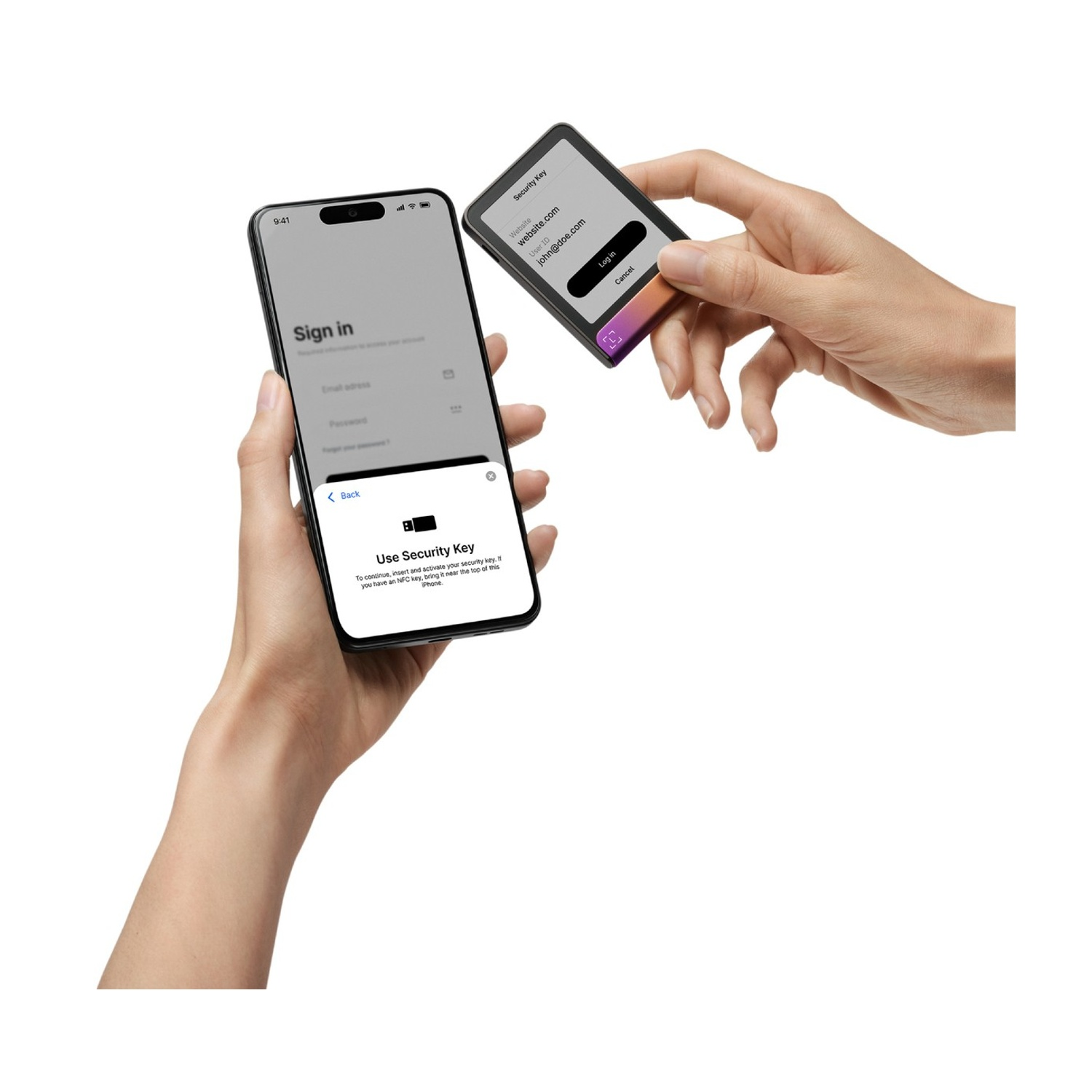 Mani che tengono un telefono e una chiave di sicurezza. Il telefono mostra una pagina 'Accedi', e la chiave dettagli di accesso.