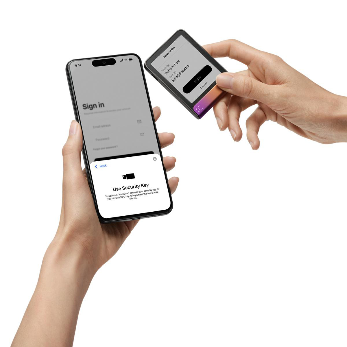 Eine Person hält ein Smartphone und einen Sicherheitsschlüssel. Das Telefon zeigt einen Anmeldebildschirm, der Schlüssel Benutzerinfo.