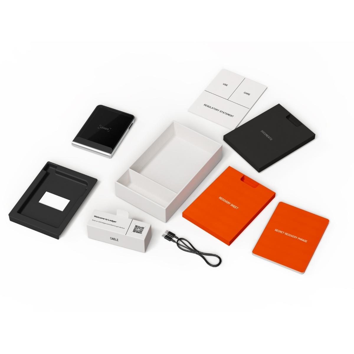Ledger-Hardware-Wallet-Kit auf Weiß. Enthält Wallet, Box, Recovery Sheets, Dokumente, Kabel und regulatorische Erklärung.