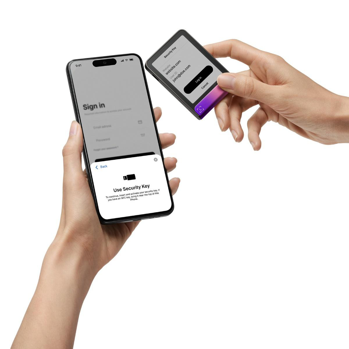 Eine Person hält ein Smartphone und einen Sicherheitsschlüssel. Das Telefon zeigt einen Anmeldebildschirm. Der Schlüssel zeigt Website- und Benutzer-ID-Felder an.