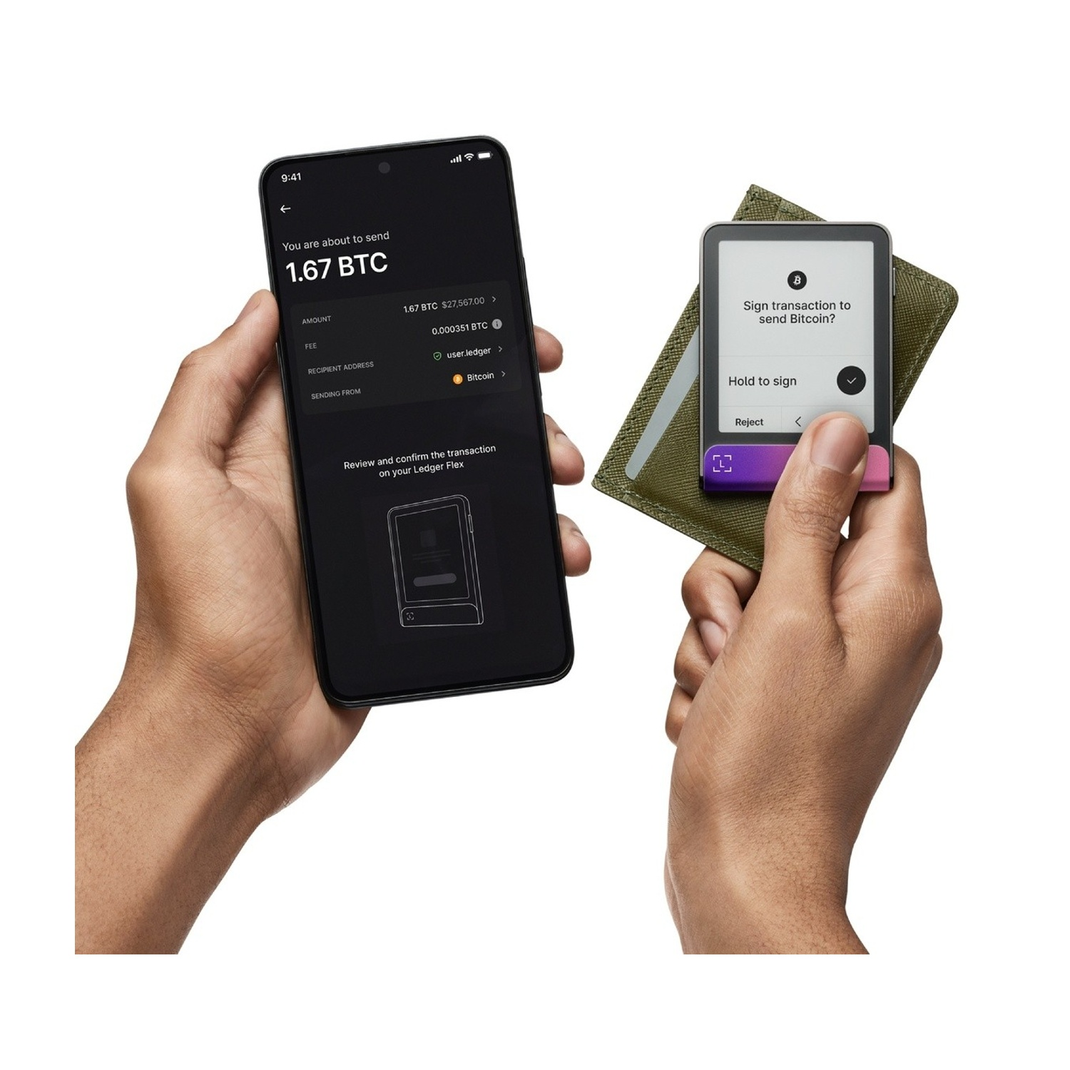 Mani che tengono uno smartphone e un dispositivo Ledger. Il telefono mostra una transazione Bitcoin. Il Ledger è pronto a firmare.