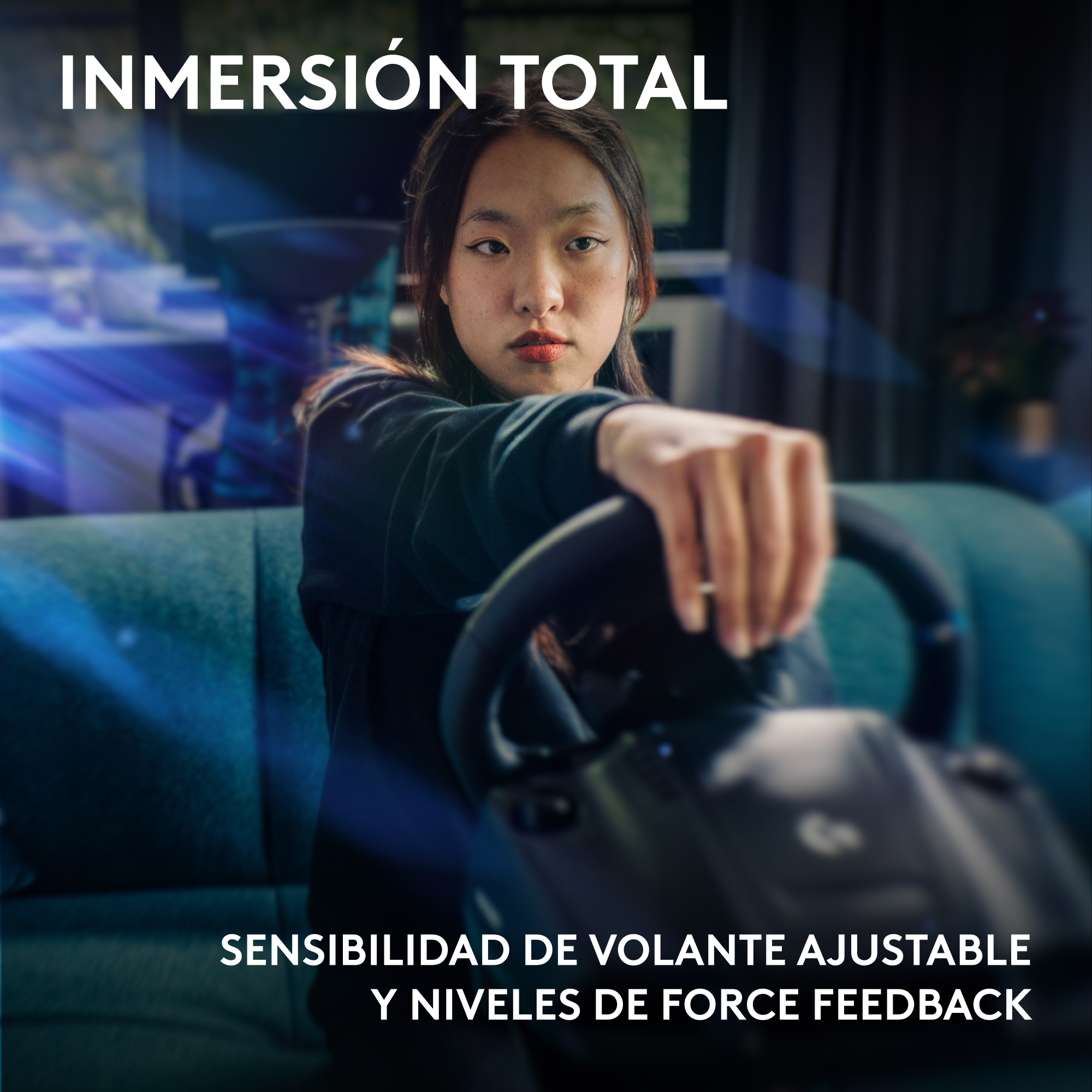 Una mujer sostiene un volante. El texto dice 'Inmersión total' y 'Sensibilidad de dirección ajustable y niveles de retroalimentación de fuerza'.