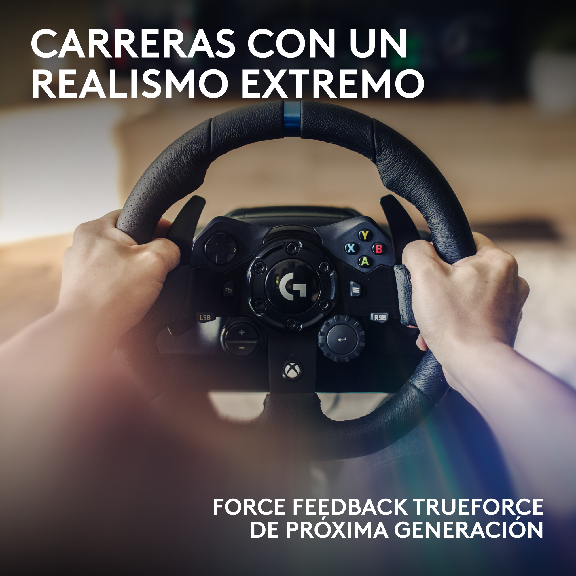 Manos sosteniendo un volante negro con botones. El texto dice: CARRERAS CON UN REALISMO EXTREMO y FORCE FEEDBACK.