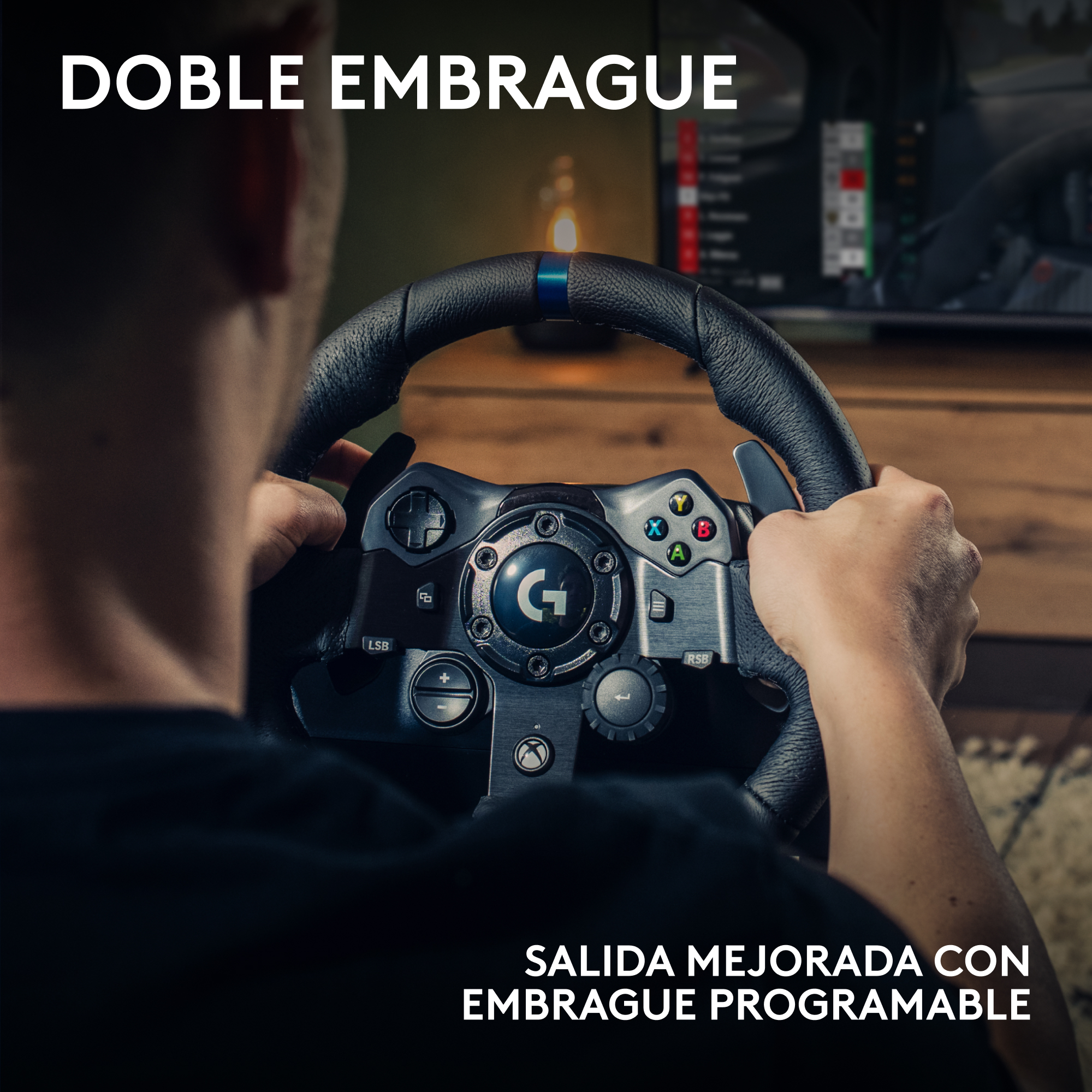 Una persona sostiene un volante negro con botones. El texto dice 'DOBLE EMBRAGUE' y 'SALIDA MEJORADA CON EMBRAGUE PROGRAMABLE'.