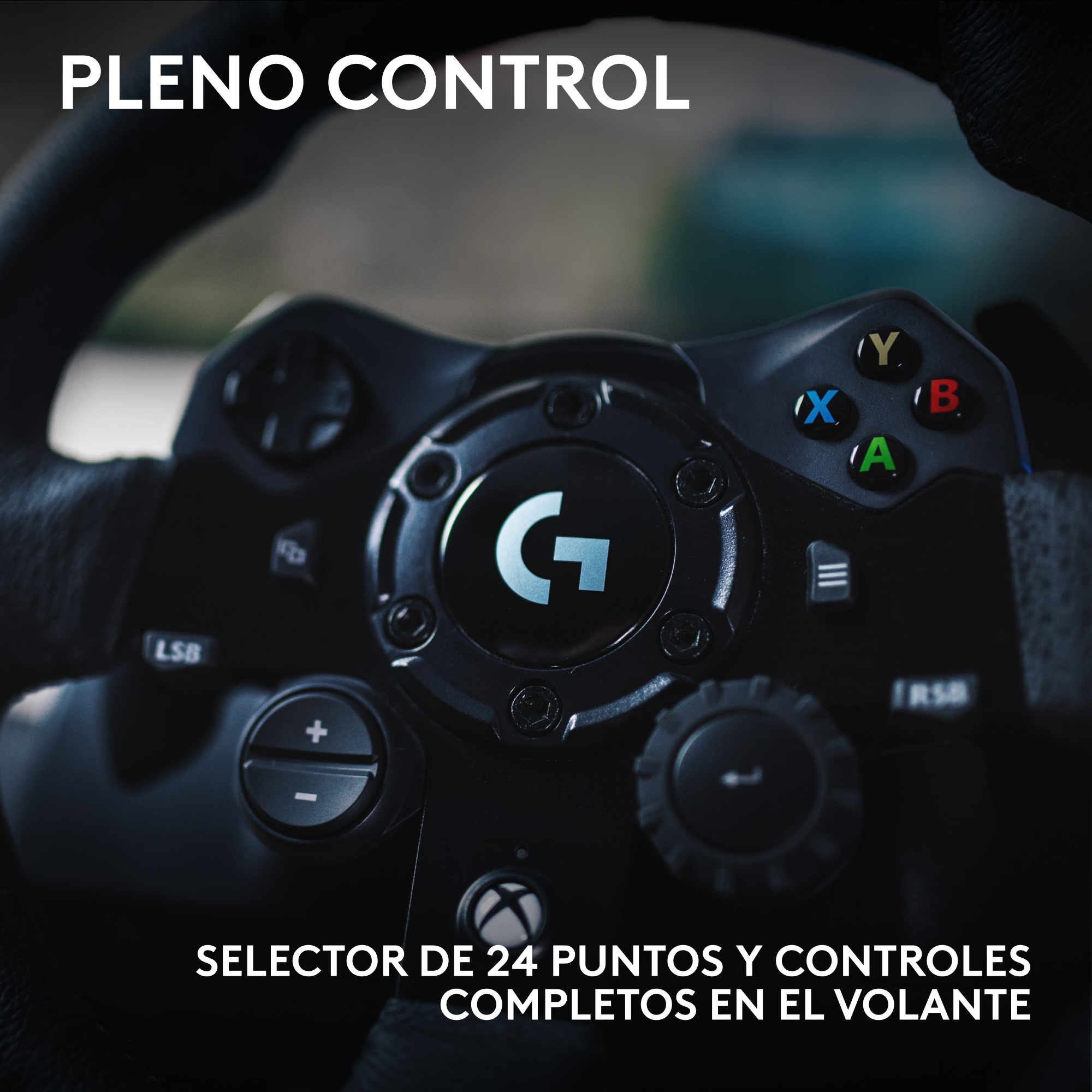 Primer plano de un volante negro con botones y la palabra CONTROL. Botones de colores y un logotipo central son visibles.
