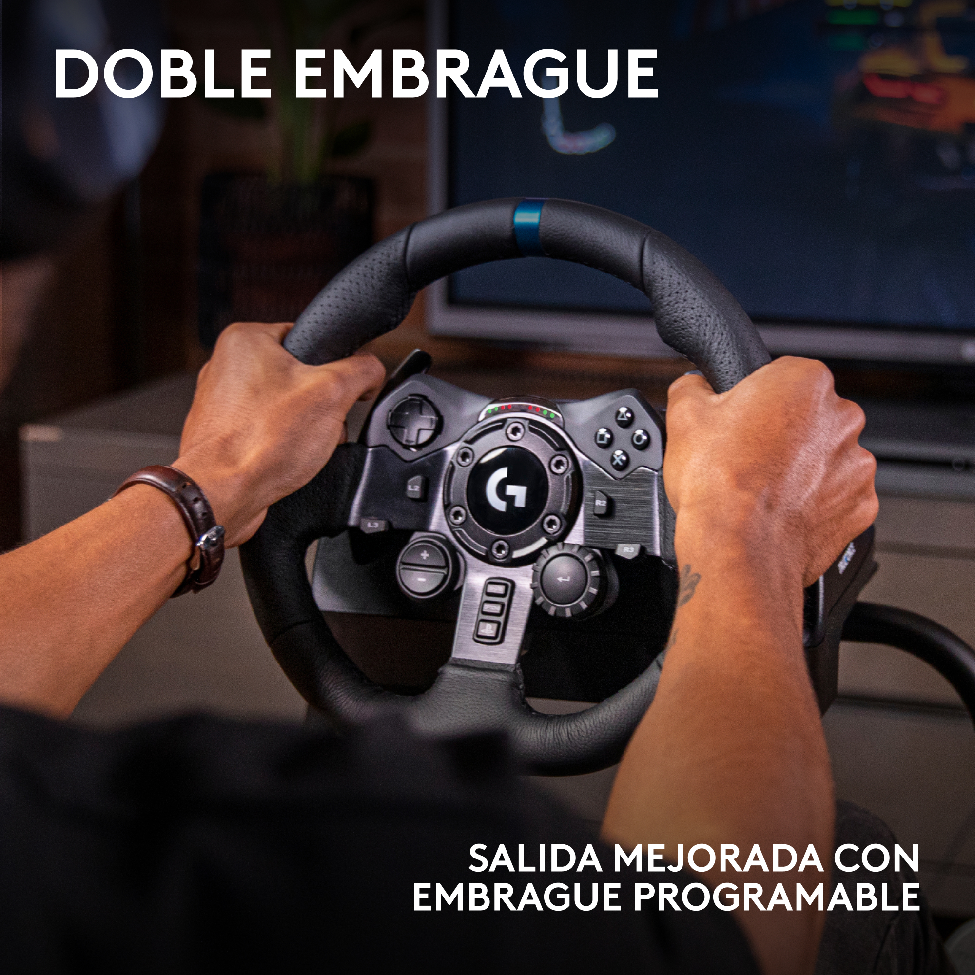 Manos agarrando un volante negro con el logo 'G'. Una pantalla muestra un juego de carreras y el texto dice 'DOBLE EMBRAGUE'.