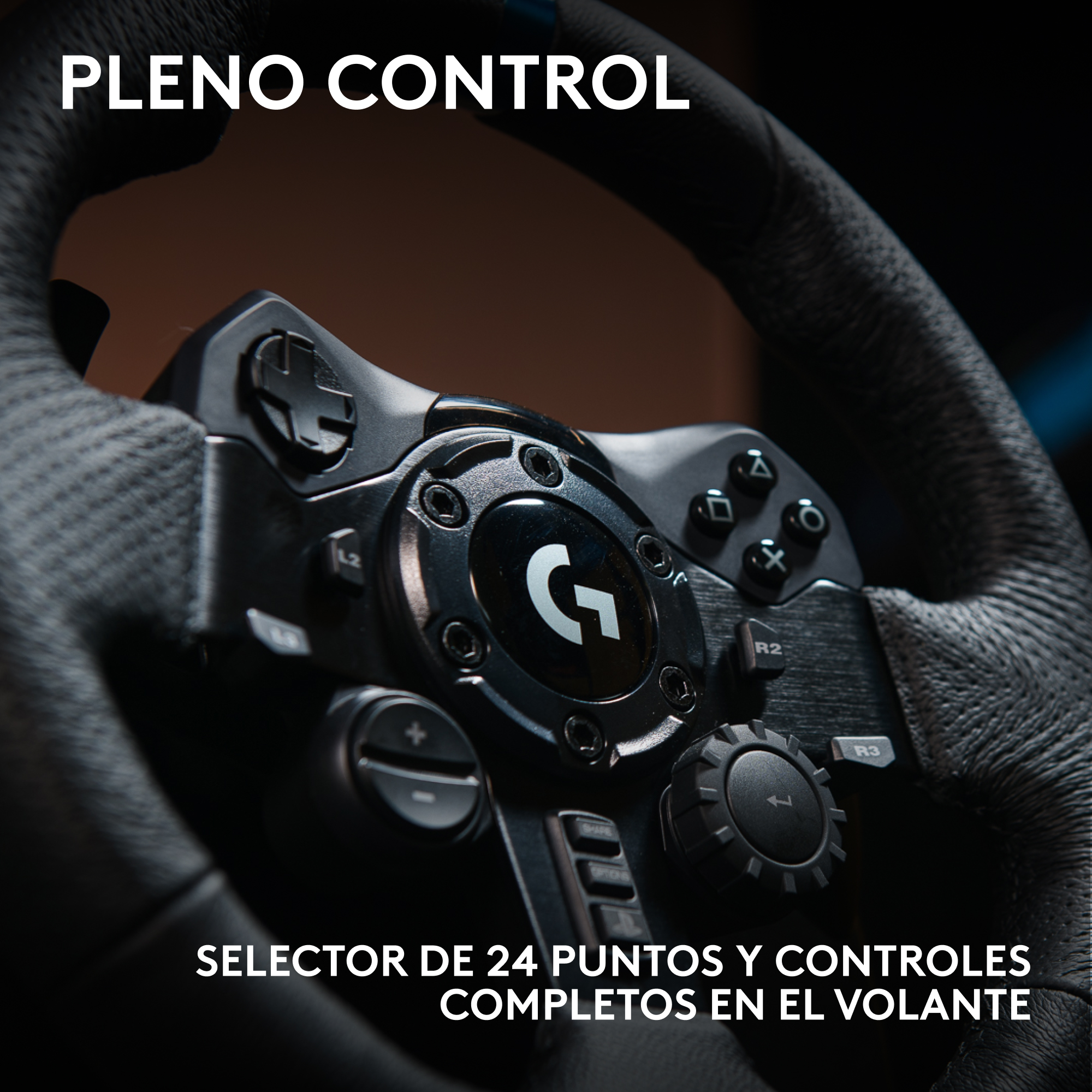 Primer plano de un volante negro con botones y un dial central, mostrando el logo de la marca. El texto dice 'PLENO CONTROL'.