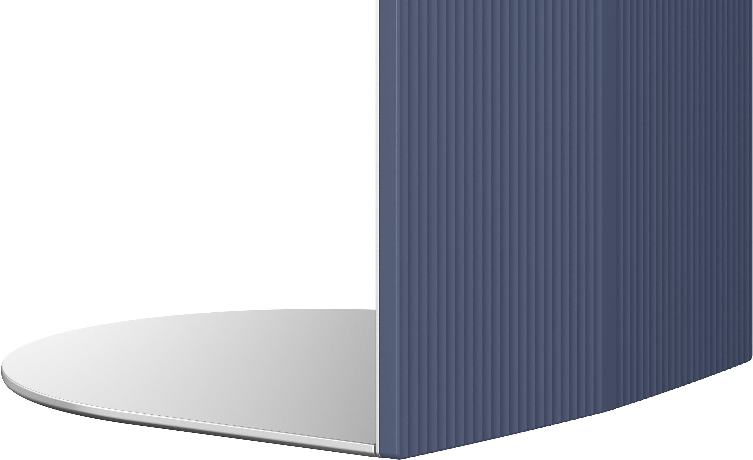 Ein modernes, abstraktes Design mit einer blauen, strukturierten Platte und einem silbernen, halbkreisförmigen Sockel.