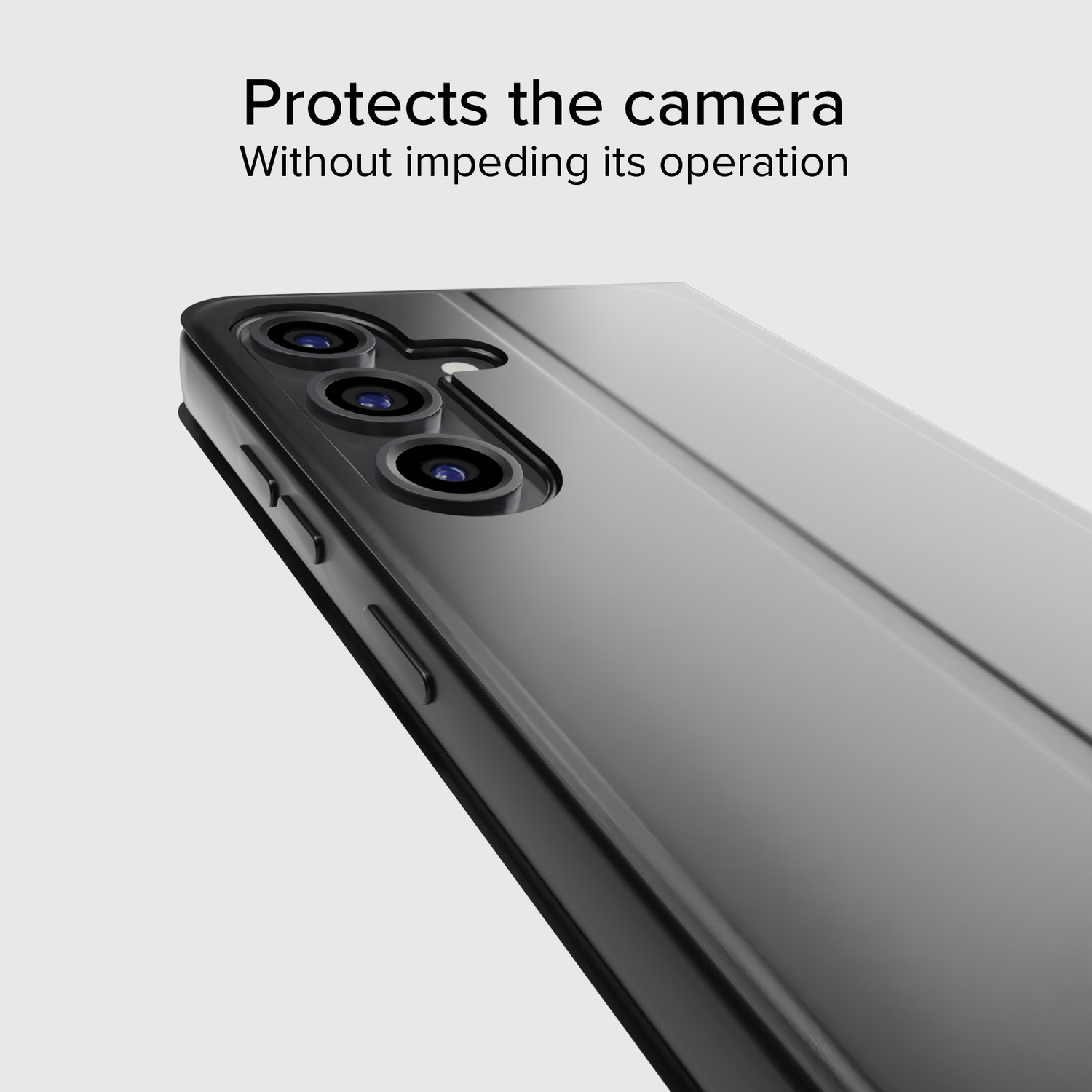 Close-up van een zwarte telefoonhoes die de cameralenzen beschermt. Tekst: Beschermt de camera zonder de werking ervan te belemmeren.