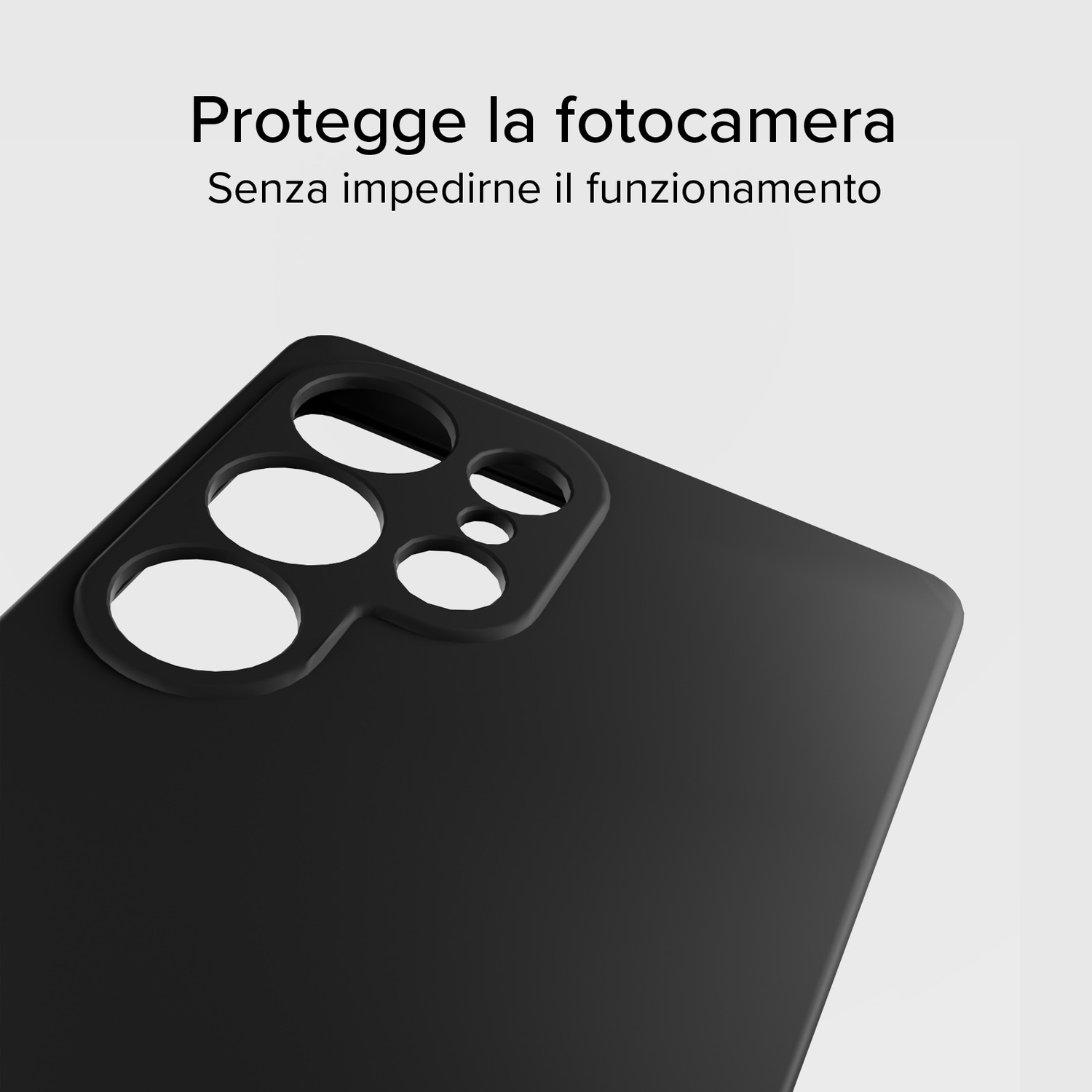Zwarte telefoonhoes met camera-uitsparingen op een witte achtergrond. Italiaanse tekst, 'Beschermt de camera zonder de werking te belemmeren'.