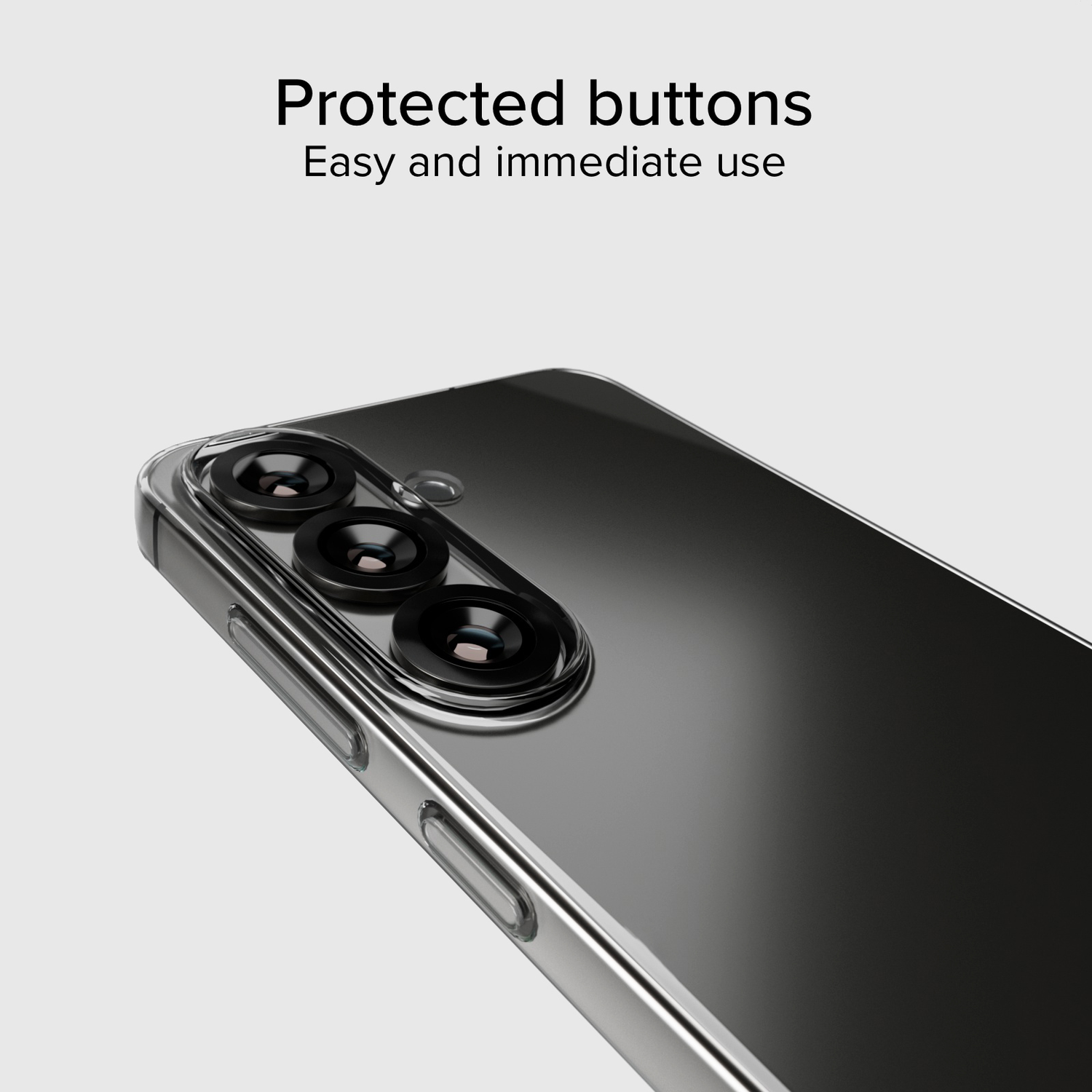 Close-up van een telefoon in een doorzichtige hoes. De telefoon heeft drie cameralenzen. Tekst: Beschermde knoppen. Gemakkelijk en direct gebruik.