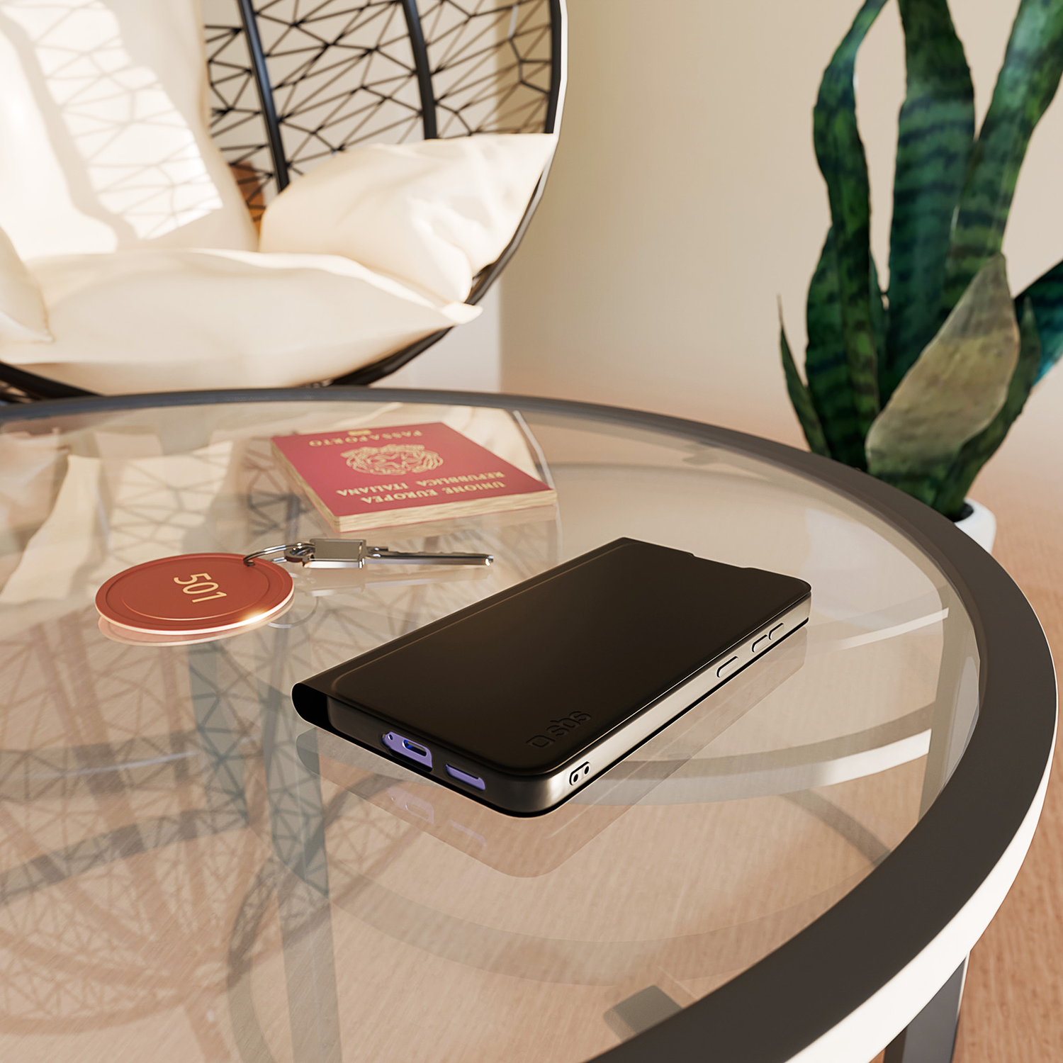 Een tafel met telefoon, sleutel en paspoort. Een stoel en een plant op de achtergrond.
