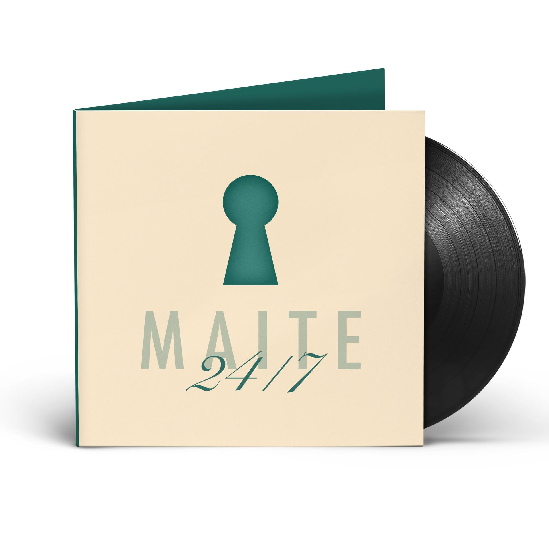 Albumcover mit Schlüssellochgrafik und Text 'MAITE 24/7'. Neben dem Cover befindet sich eine schwarze Schallplatte.