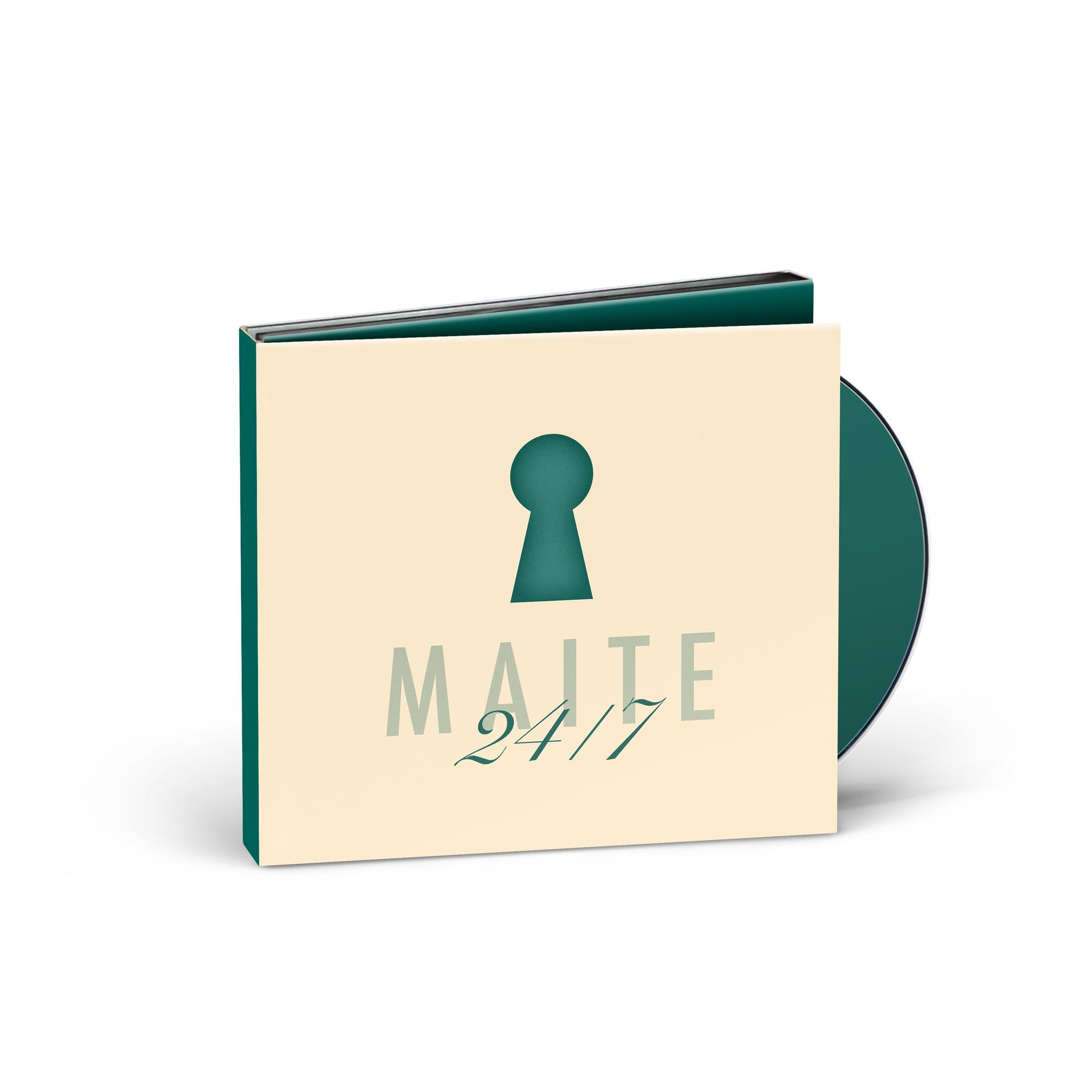 CD-Hülle mit Schlüsselloch-Design und den Worten MALTE 24/7. Die CD ist dunkelgrün. Die Hülle ist teal.