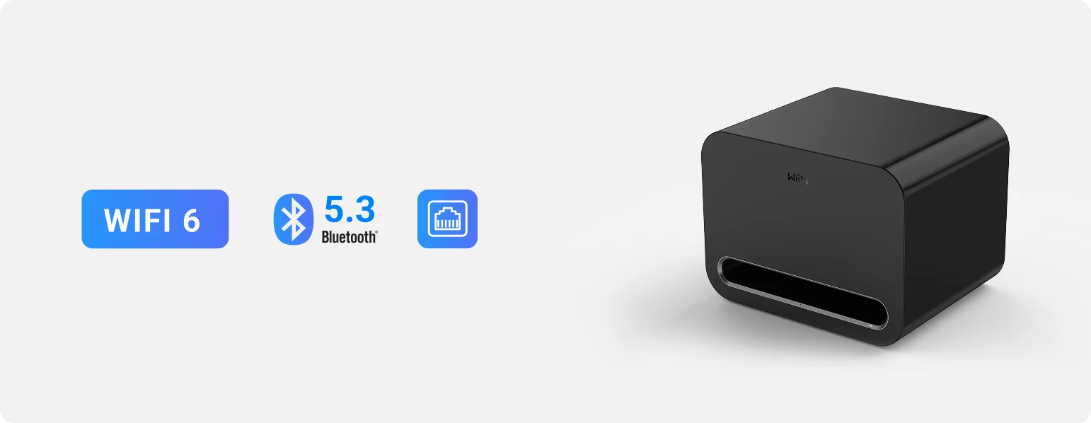 Ein schwarzer Wiim-Lautsprecher mit geschwungenem Design, Wifi 6, Bluetooth 5.3 und Ethernet-Symbolen links.