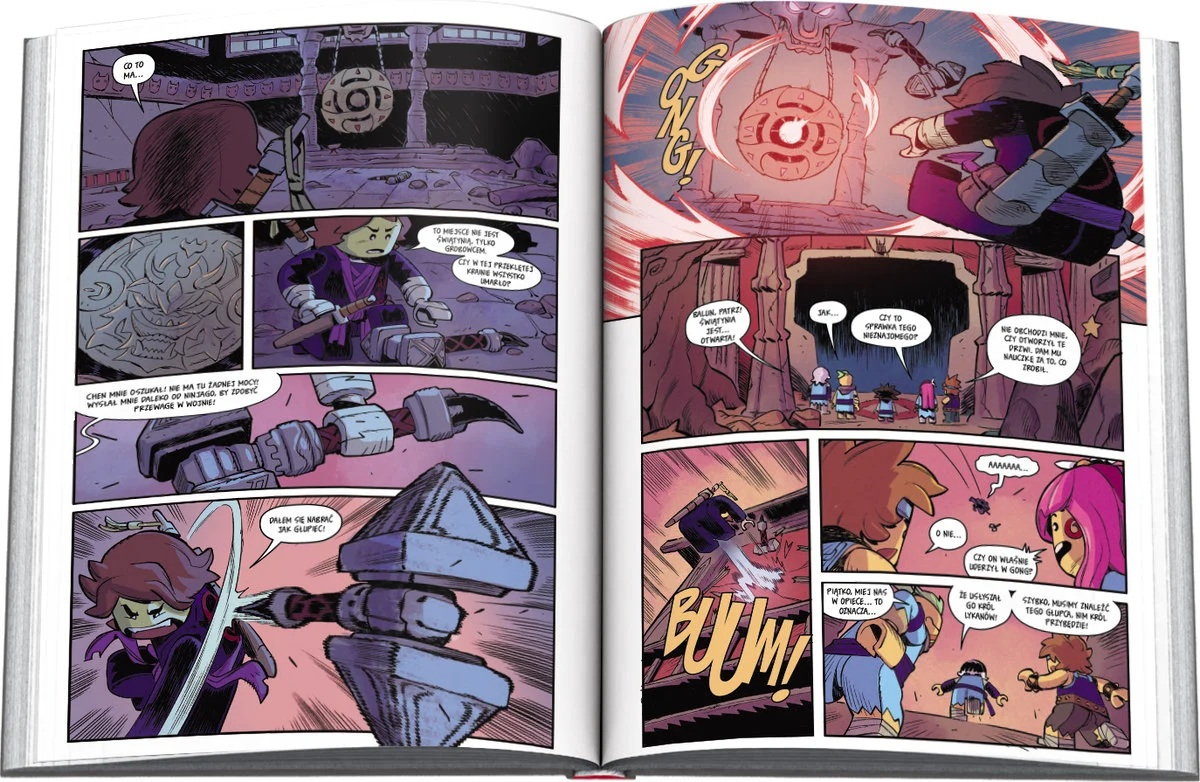 Panele komiksowe pokazują postacie w scenach akcji. Jeden panel przedstawia postać uderzającą w gong. Dymki tekstowe.