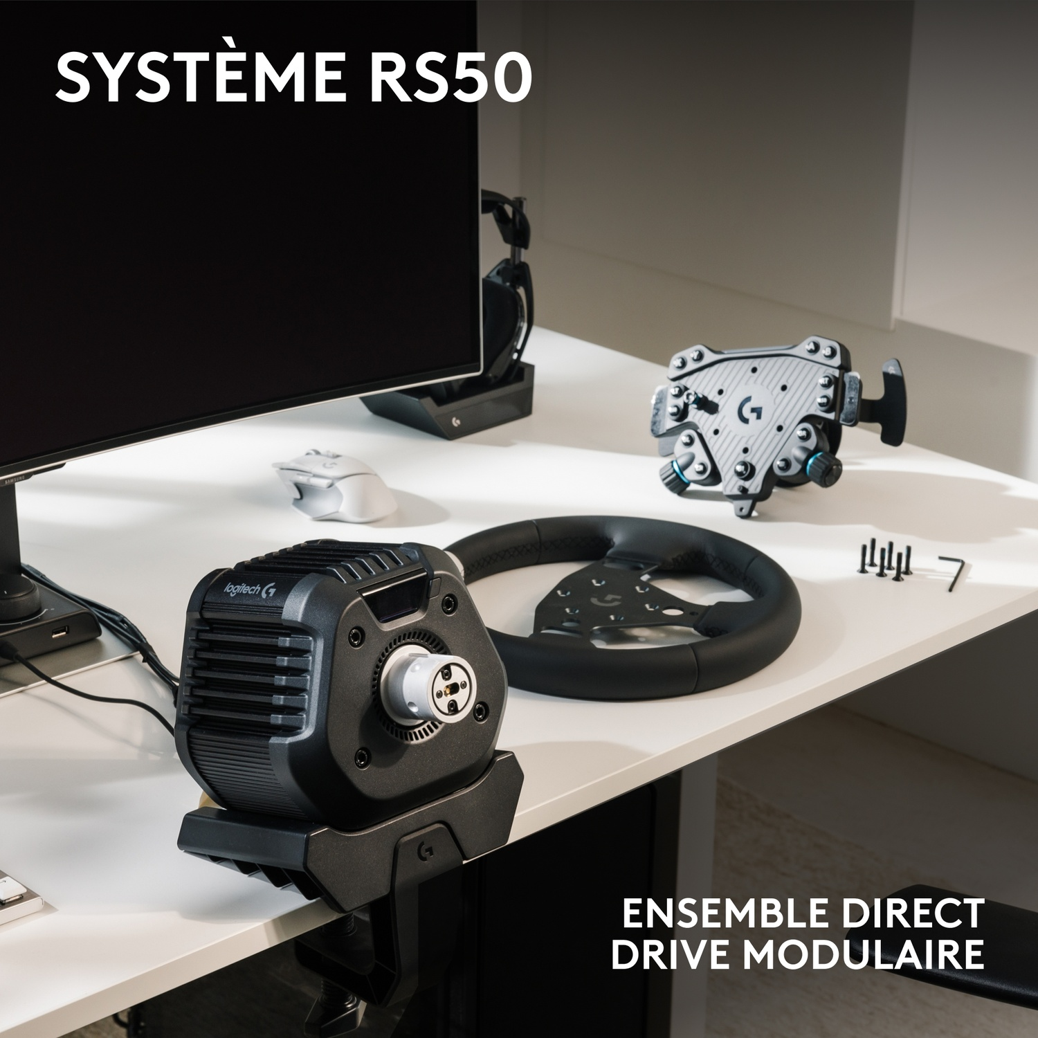 Une configuration de jeu avec un volant, un moniteur, une souris et d'autres composants sur un bureau blanc.