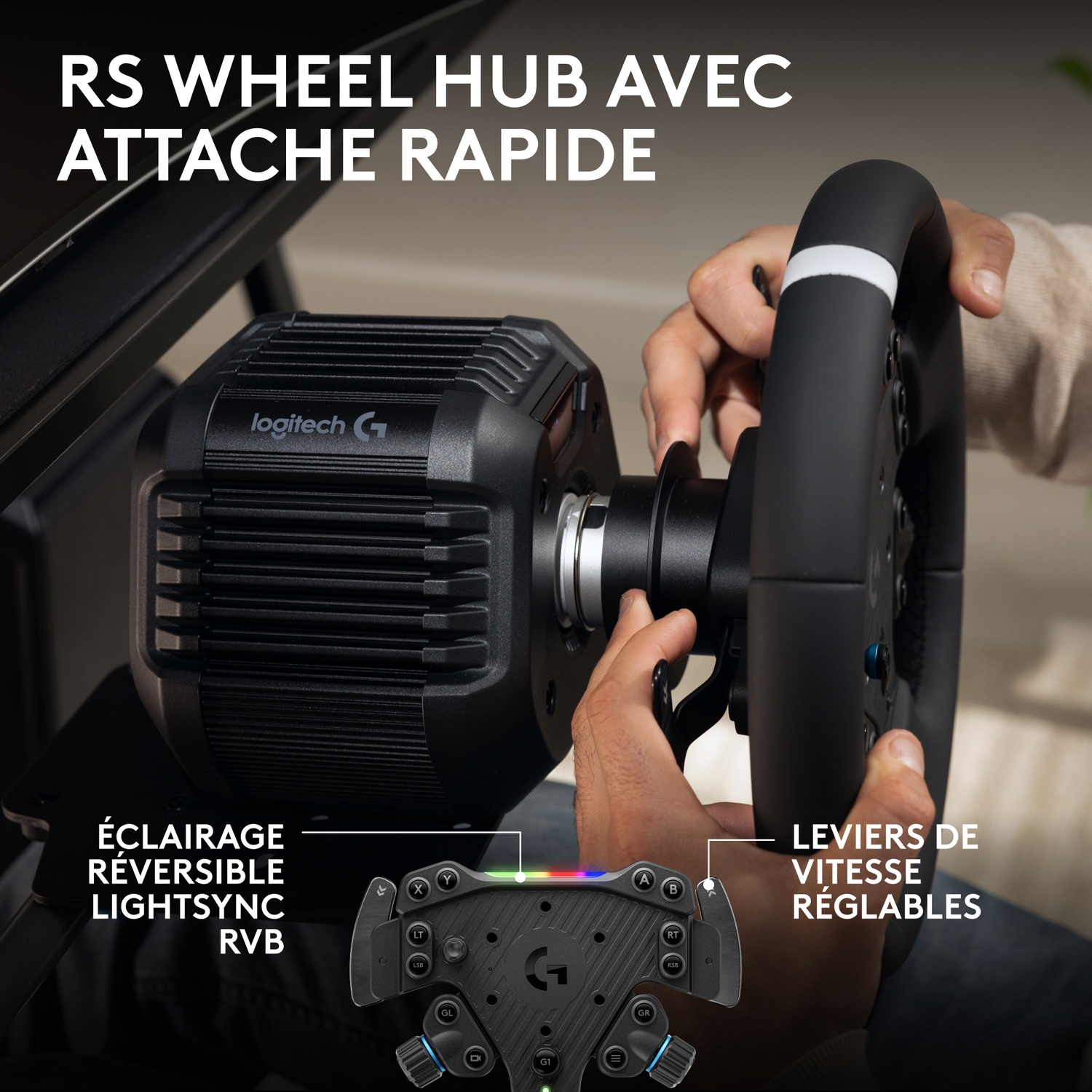Une personne tient un volant noir. Le texte indique RS Wheel Hub avec attache rapide, éclairage réversible et leviers de vitesse réglables.