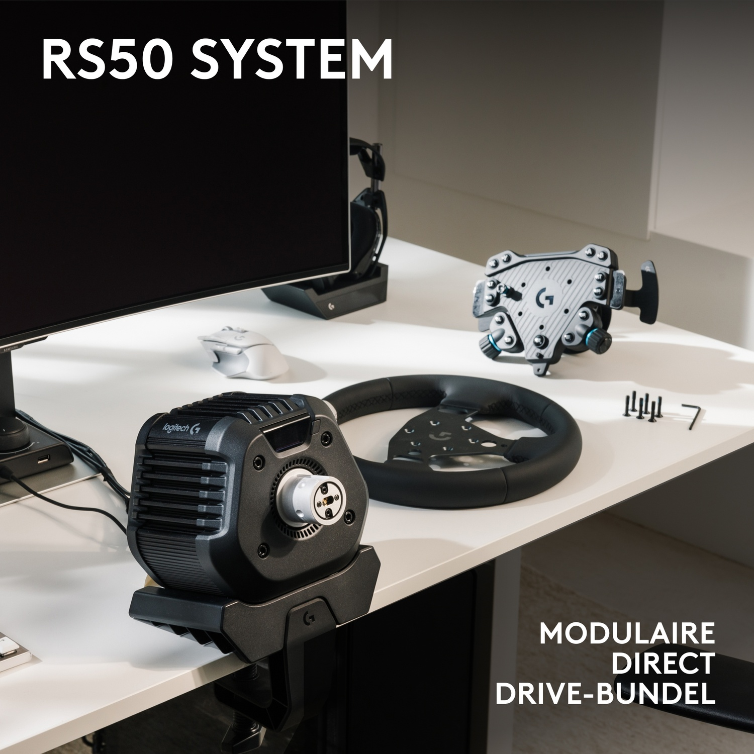RS50-systeem. Een zwart stuur, een direct drive-bundel en een computerscherm staan op een wit bureau.