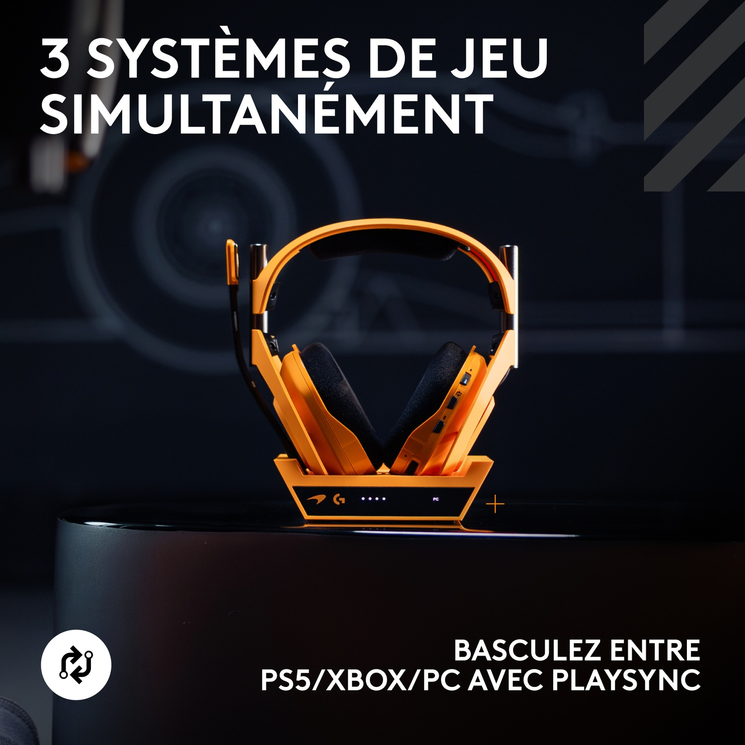 Un casque de jeu orange et noir sur un socle noir. Le texte ci-dessus indique '3 systèmes de jeu simultanément'.