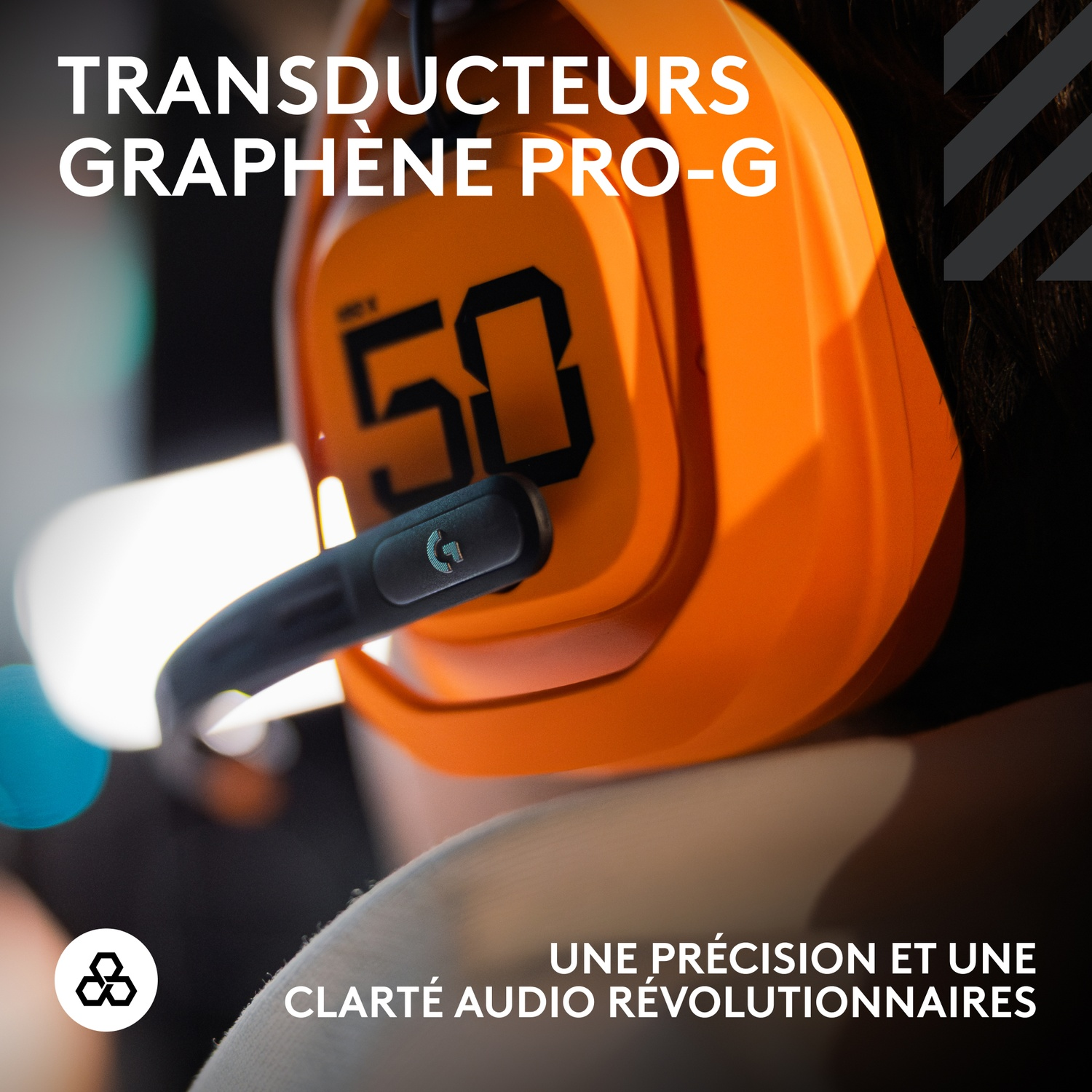 Un casque orange et noir avec le chiffre 50, et le logo de la marque. Le casque est sur la tête de quelqu'un.