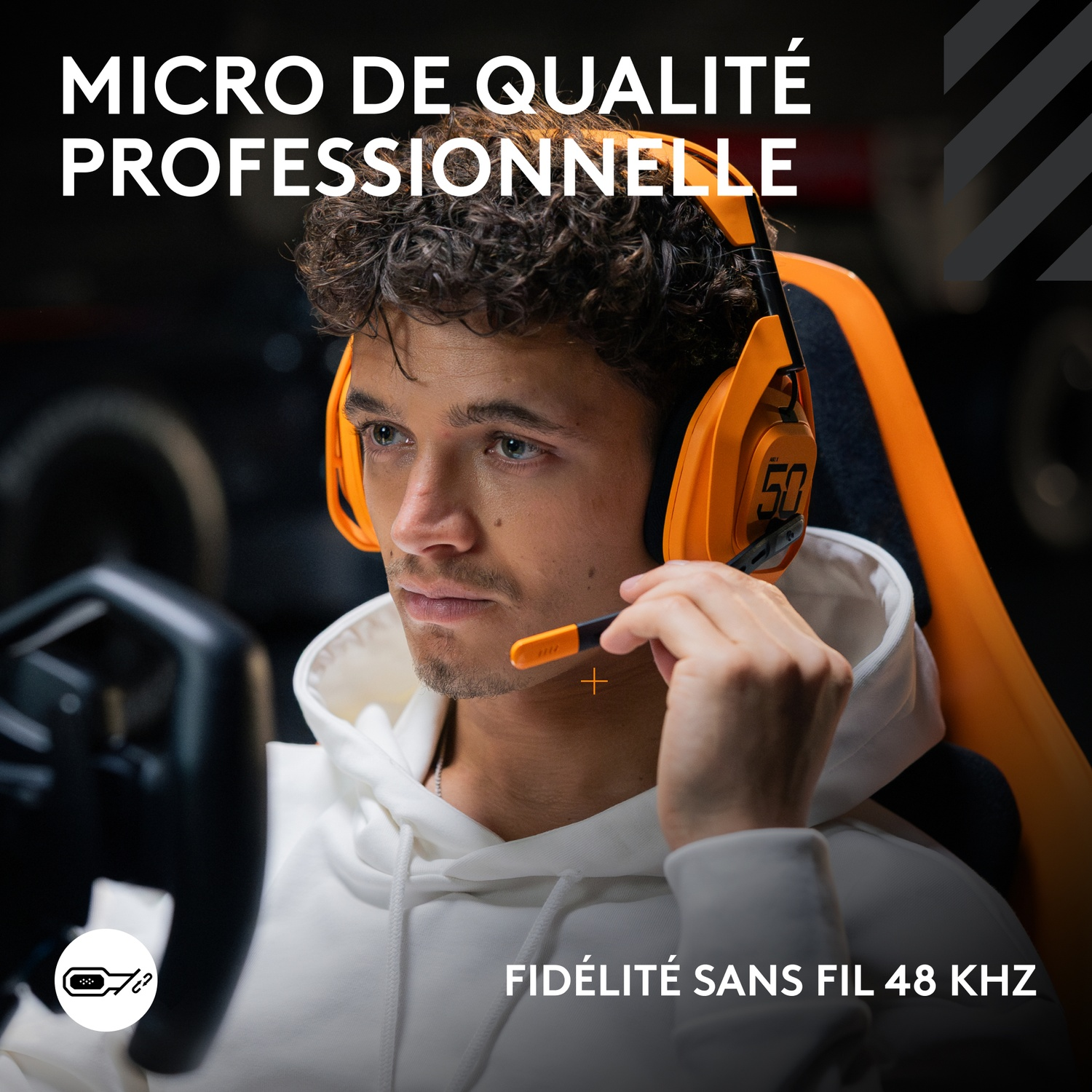 Un homme portant un casque orange avec un microphone. Le texte dit 'Micro de qualité professionnelle' et 'Fidélité sans fil 48 kHz'.