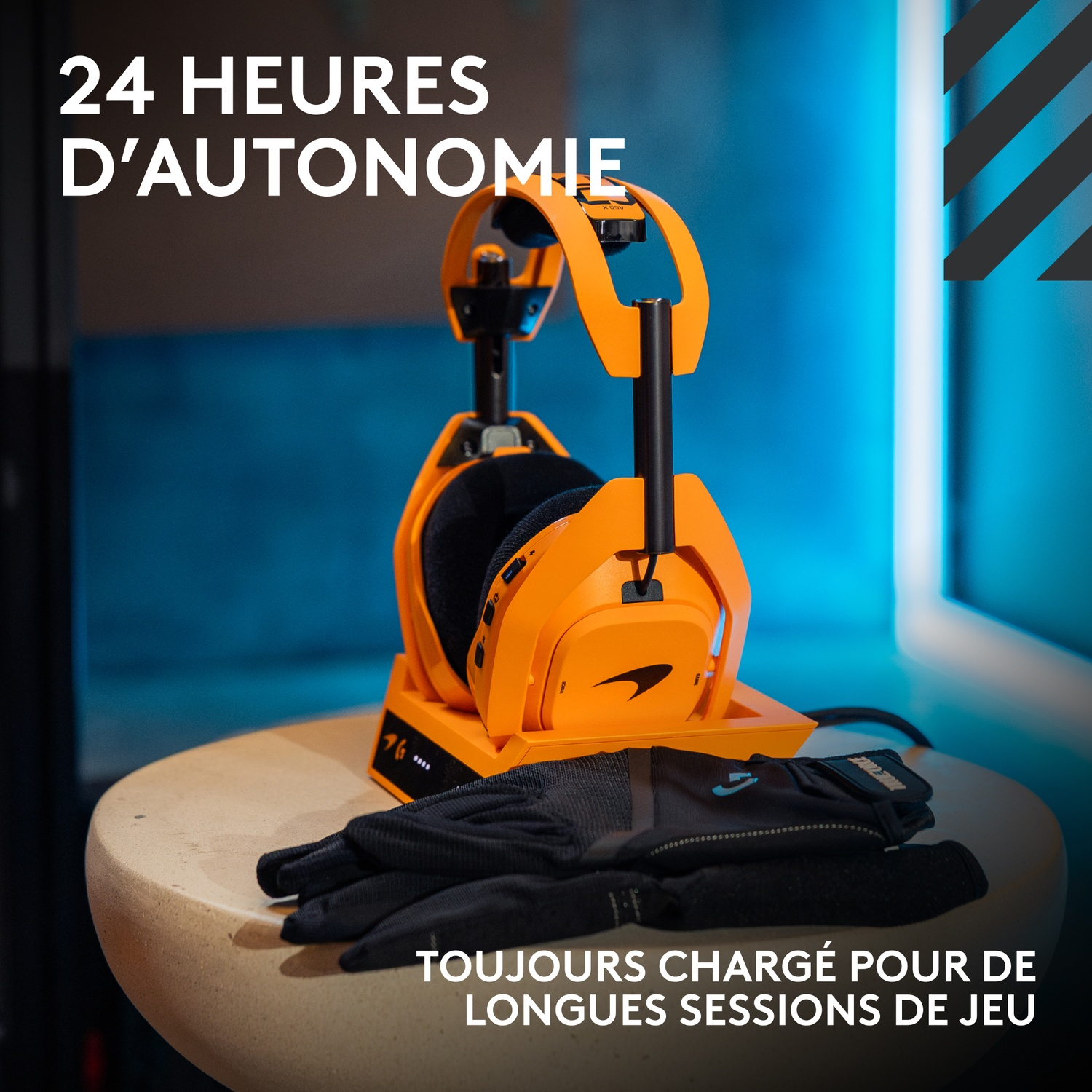Un casque de jeu orange sur une table avec des gants noirs. Texte: 24 heures d'autonomie, toujours chargé pour de longues sessions de jeu.