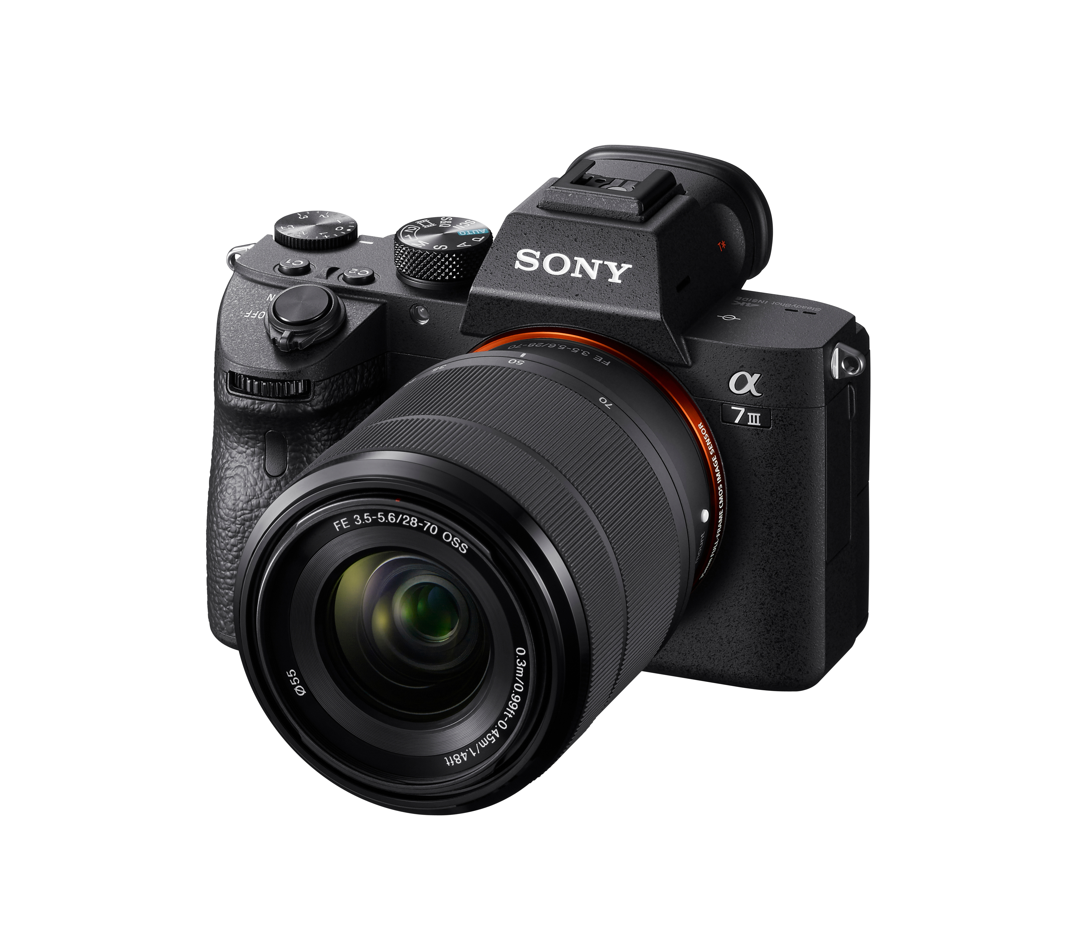 Eine schwarze Sony Alpha 7 III Kamera mit Objektiv. Es ist auf weißem Hintergrund. Das Objektiv ist fokussiert.