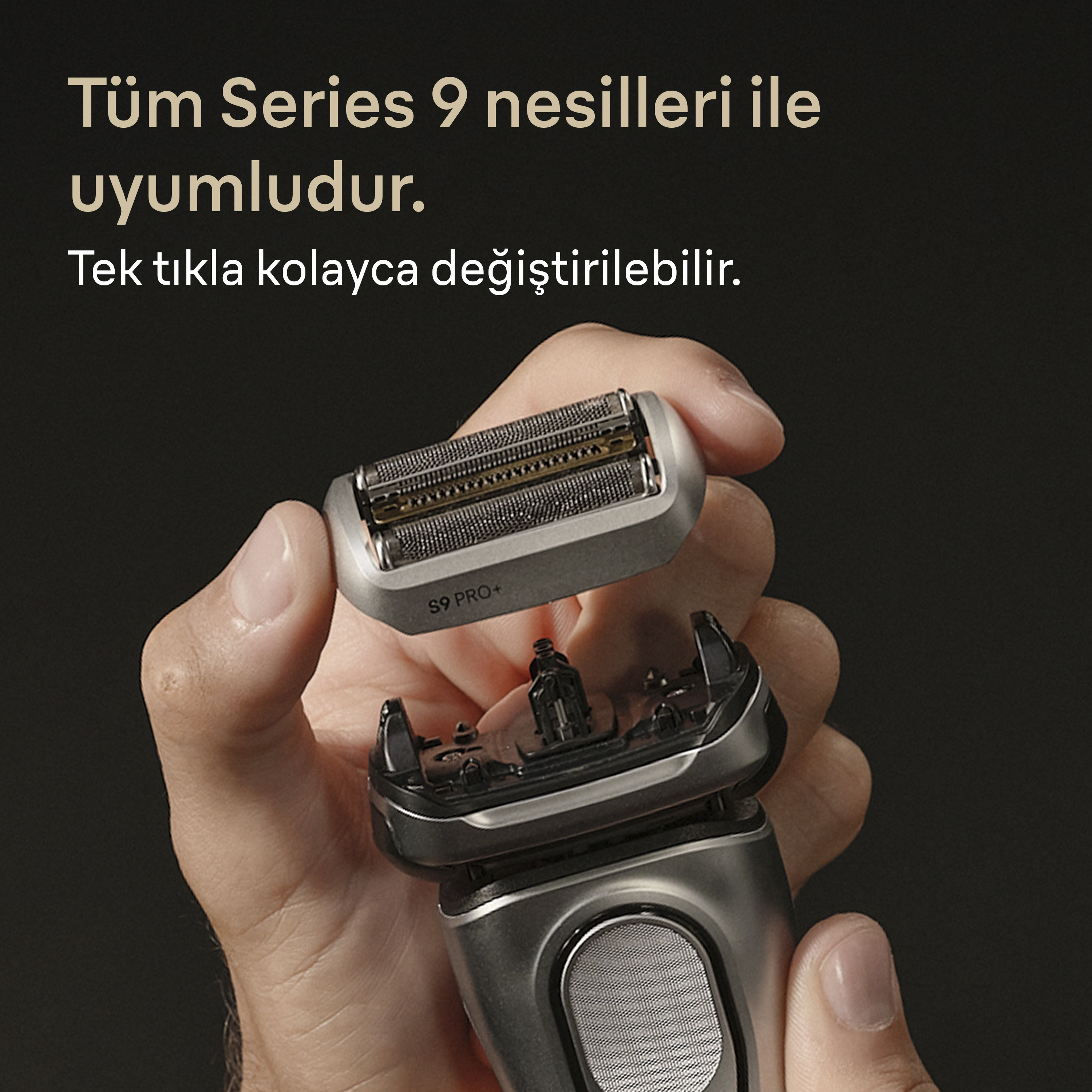 Bir el, başlığı sökülmüş bir tıraş makinesi tutuyor. Metin, Seri 9 ile uyumluluğu ve kolay değiştirmeyi belirtiyor.
