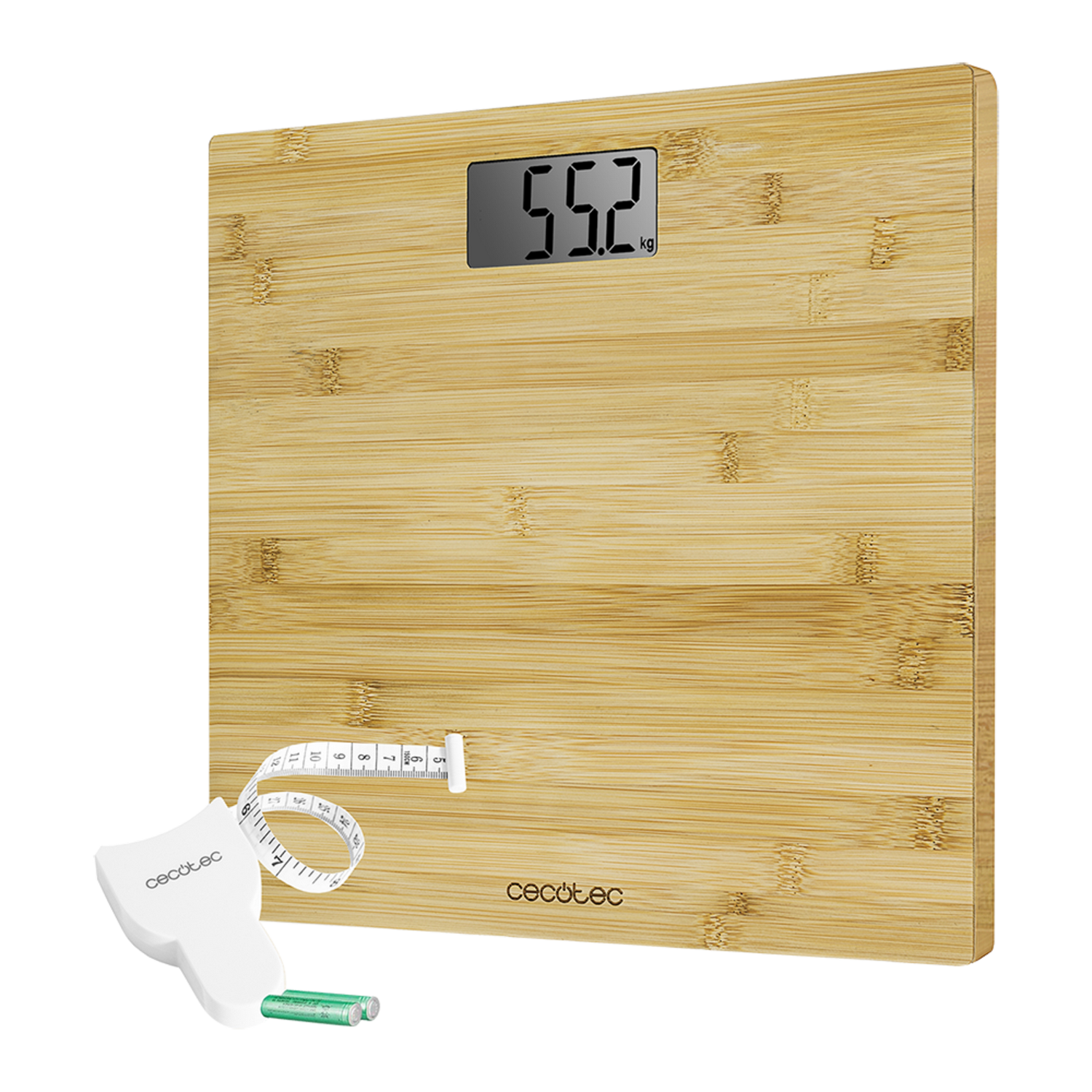 Una báscula de madera con pantalla digital que muestra 55,2 kg. Hay una cinta métrica blanca y un compartimento blanco para baterías con pilas.