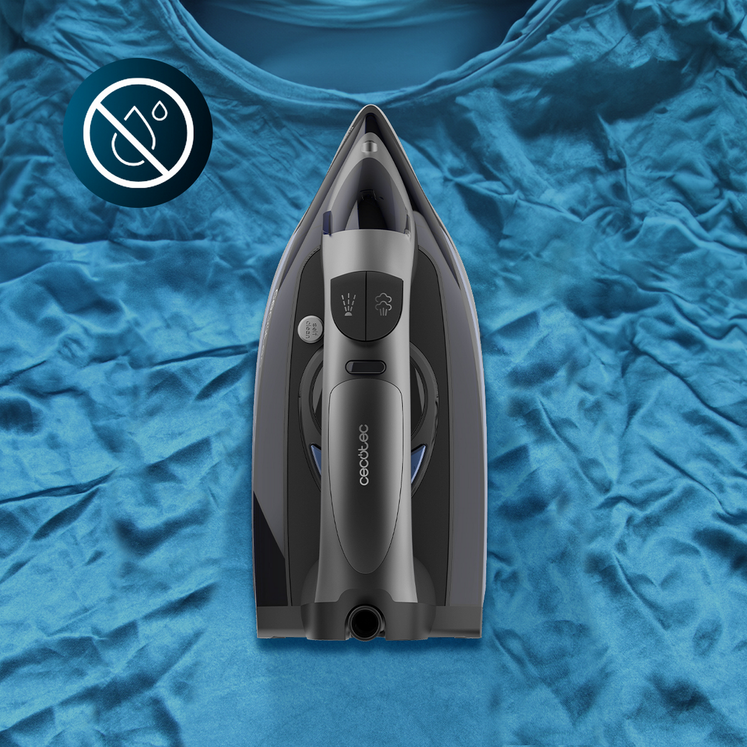 Una plancha oscura sobre tela azul con un símbolo de no agua. La plancha es gris y negra, con iconos de rociado de agua y vapor.