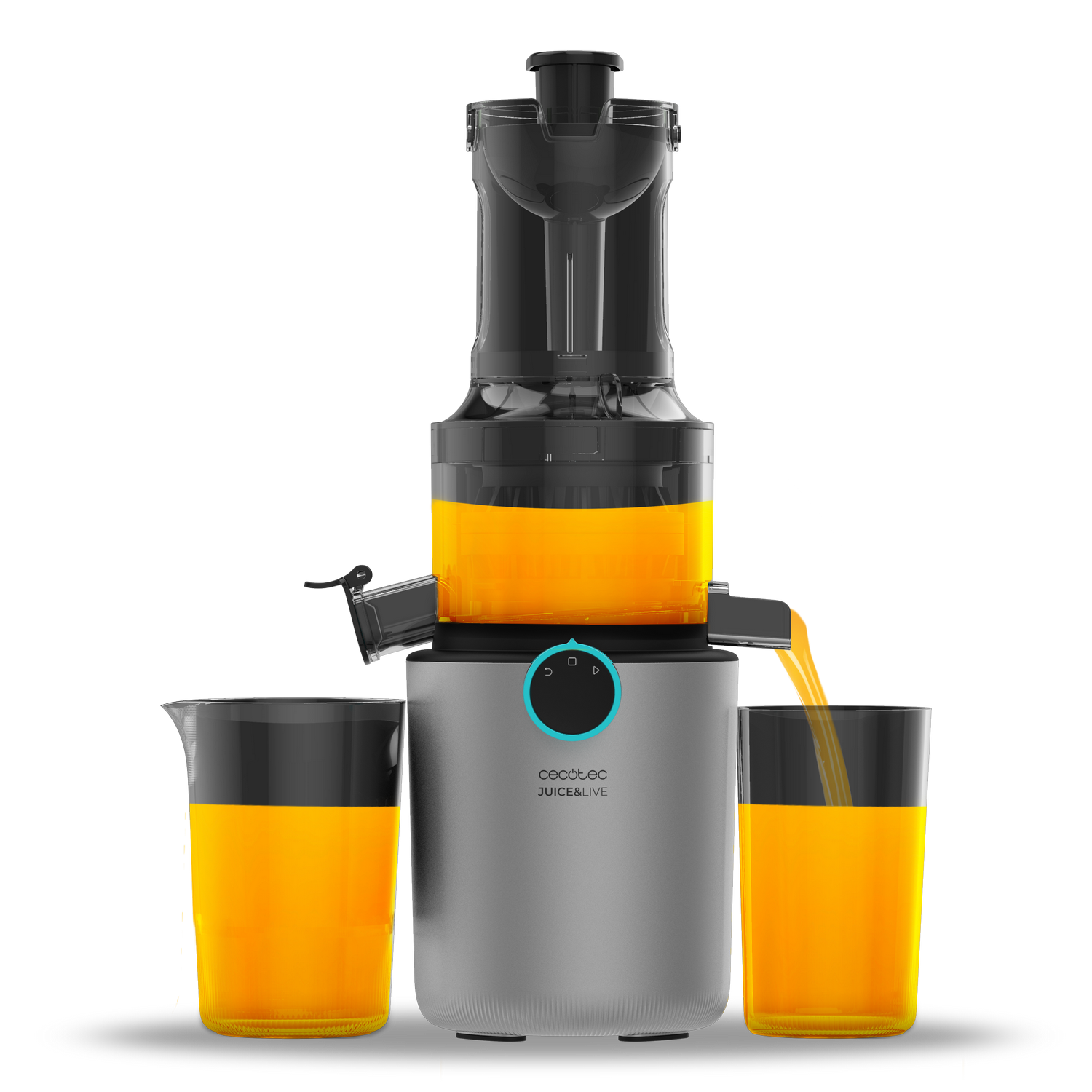 Una exprimidora con jugo vertiéndose en un vaso. Dos vasos y una jarra medidora con jugo de naranja están a la izquierda.